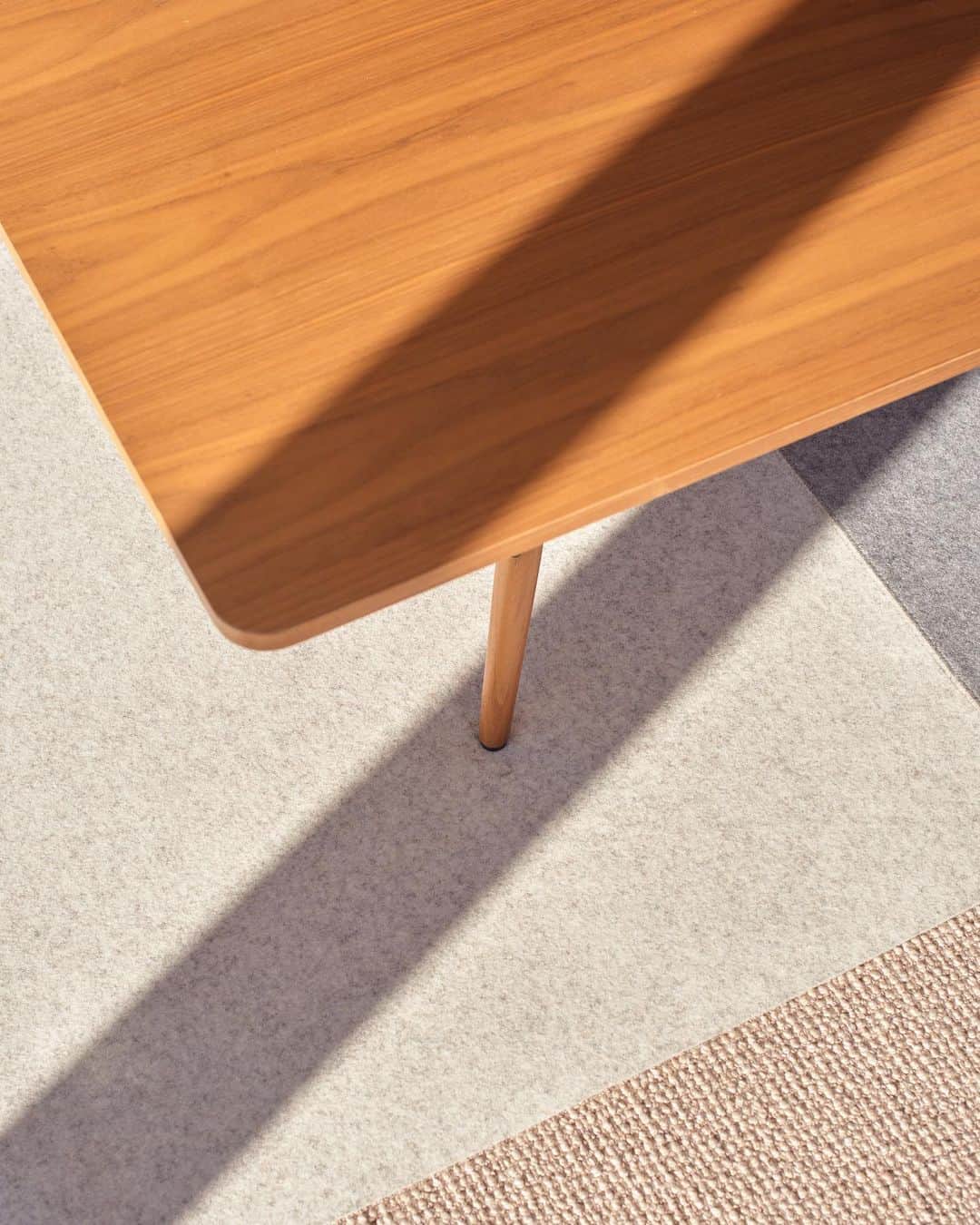 グラフ&ランツのインスタグラム：「Warm Your Home - Our new Color Block Felt Rug is online now ❤️」