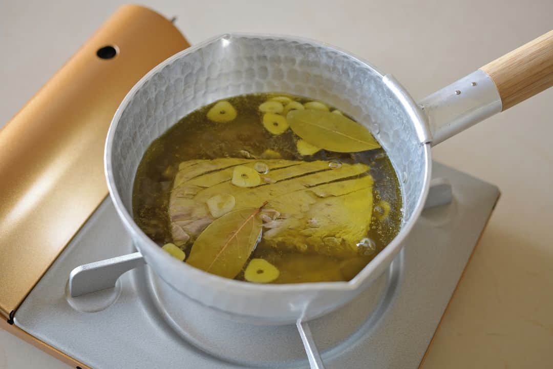 Komerco-コメルコ-さんのインスタグラム写真 - (Komerco-コメルコ-Instagram)「. 【自家製のすすめ】マグロとメカジキのツナ . 今月より始まった新コーナー「自家製のすすめ」。 . 手軽につくれる仕込みものや保存食、時間と手間ひまをかけた料理など、実際に手づくりしてみることで広がる “料理の楽しみ” をお届けします🎶 . さて、第1回目は「ツナ」です。 缶詰でおなじみのツナですが、実は簡単に自家製できるんです。 . 保存も効くので料理にトッピングしたり、オイルにも一工夫したりとアレンジも自由自在。 自家製ツナの作り方とおすすめアレンジをご紹介します😉 . ------------------------------- ▷ #コメルコバナシ は、KomercoアプリとWebサイトのホーム画面でご紹介している読みもの。クリエイターや作品の魅力を紹介し、モノからはじまる料理の楽しさと可能性を提案しています。 . ▷Web版はプロフィールリンクから📲 @komerco_official . ▷iOS版アプリのダウンロードはAppStoreにて「Komerco」または「コメルコ」と検索🔎 ------------------------------- . #komerco #コメルコ #cookpad #クックパッド #komercoごはん #料理をもっと楽しく #おうちごはんを楽しもう #おうちごはん #instafood #foodpic #cookinglove #手しごと #komercoフード #komercoクラフト #ツナ #自家製 #自家製ツナ #マグロ #メカジキ #ホーロー #オイル漬け #ニース風サラダ #ドレッシング #クド #九雲 #土鍋 #石黒剛一郎 #KODAMATOKI #トールビーカー250」5月15日 7時30分 - komerco_official