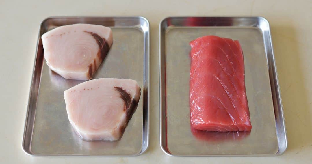 Komerco-コメルコ-さんのインスタグラム写真 - (Komerco-コメルコ-Instagram)「. 【自家製のすすめ】マグロとメカジキのツナ . 今月より始まった新コーナー「自家製のすすめ」。 . 手軽につくれる仕込みものや保存食、時間と手間ひまをかけた料理など、実際に手づくりしてみることで広がる “料理の楽しみ” をお届けします🎶 . さて、第1回目は「ツナ」です。 缶詰でおなじみのツナですが、実は簡単に自家製できるんです。 . 保存も効くので料理にトッピングしたり、オイルにも一工夫したりとアレンジも自由自在。 自家製ツナの作り方とおすすめアレンジをご紹介します😉 . ------------------------------- ▷ #コメルコバナシ は、KomercoアプリとWebサイトのホーム画面でご紹介している読みもの。クリエイターや作品の魅力を紹介し、モノからはじまる料理の楽しさと可能性を提案しています。 . ▷Web版はプロフィールリンクから📲 @komerco_official . ▷iOS版アプリのダウンロードはAppStoreにて「Komerco」または「コメルコ」と検索🔎 ------------------------------- . #komerco #コメルコ #cookpad #クックパッド #komercoごはん #料理をもっと楽しく #おうちごはんを楽しもう #おうちごはん #instafood #foodpic #cookinglove #手しごと #komercoフード #komercoクラフト #ツナ #自家製 #自家製ツナ #マグロ #メカジキ #ホーロー #オイル漬け #ニース風サラダ #ドレッシング #クド #九雲 #土鍋 #石黒剛一郎 #KODAMATOKI #トールビーカー250」5月15日 7時30分 - komerco_official