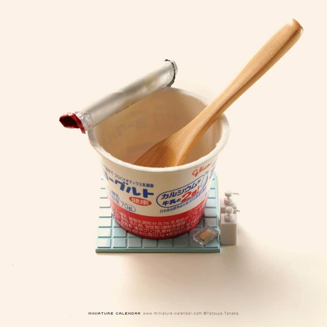 田中達也さんのインスタグラム写真 - (田中達也Instagram)「⠀ “Daily Dairy” ⠀ 秘湯、名湯、ヨーグル湯 ⠀ #ヨーグルトの日 #風呂 #このあとおいしくいただきました #人形は食べてませんのでご安心を #Yogurt #Bath ⠀」5月15日 7時30分 - tanaka_tatsuya