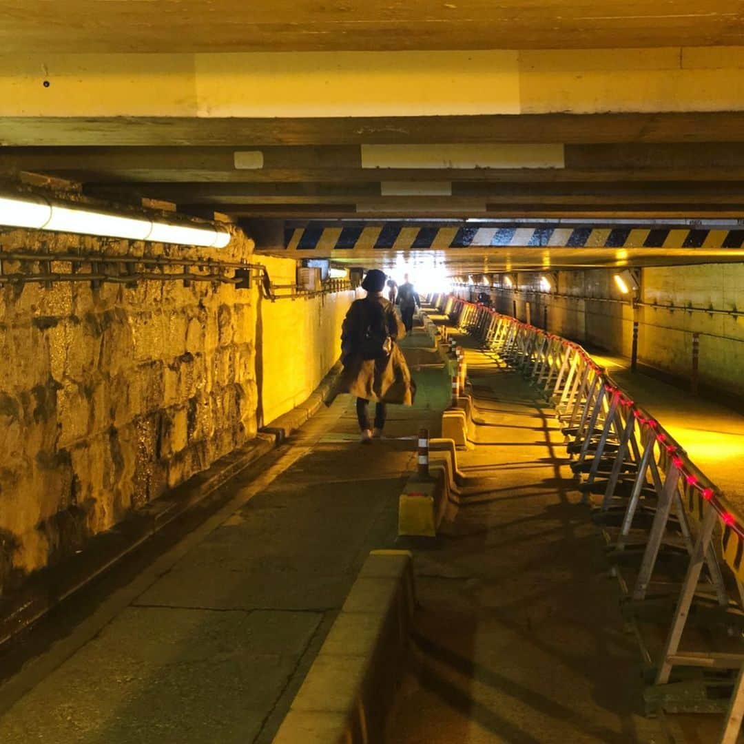 岡田育さんのインスタグラム写真 - (岡田育Instagram)「1.5m = 4’11” #tunnel #takanawa #takanawagatewaystation #高輪ゲートウェイ駅 #高輪橋架道橋 #おばけトンネル」5月15日 7時41分 - okadaic