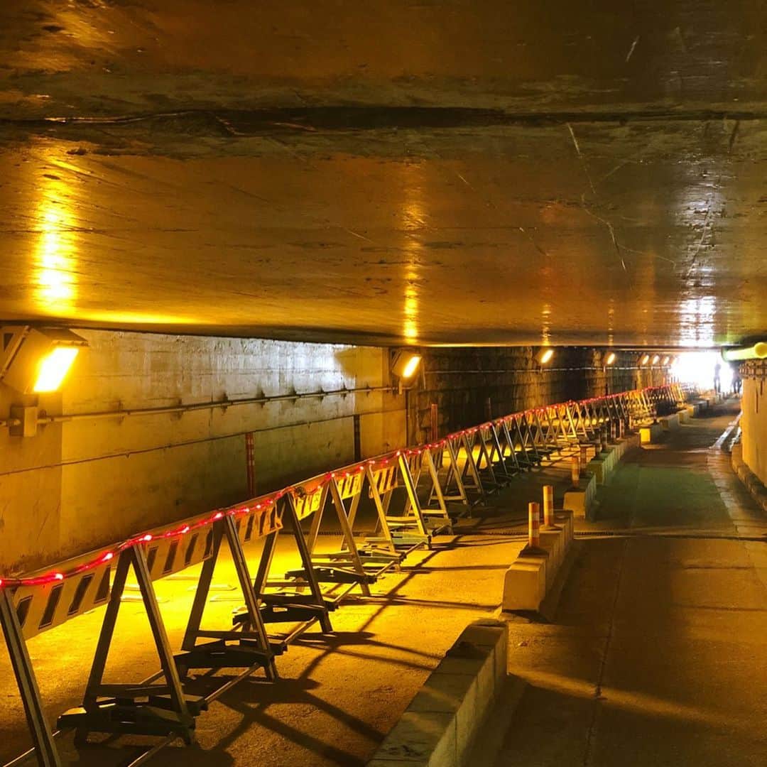 岡田育さんのインスタグラム写真 - (岡田育Instagram)「1.5m = 4’11” #tunnel #takanawa #takanawagatewaystation #高輪ゲートウェイ駅 #高輪橋架道橋 #おばけトンネル」5月15日 7時41分 - okadaic