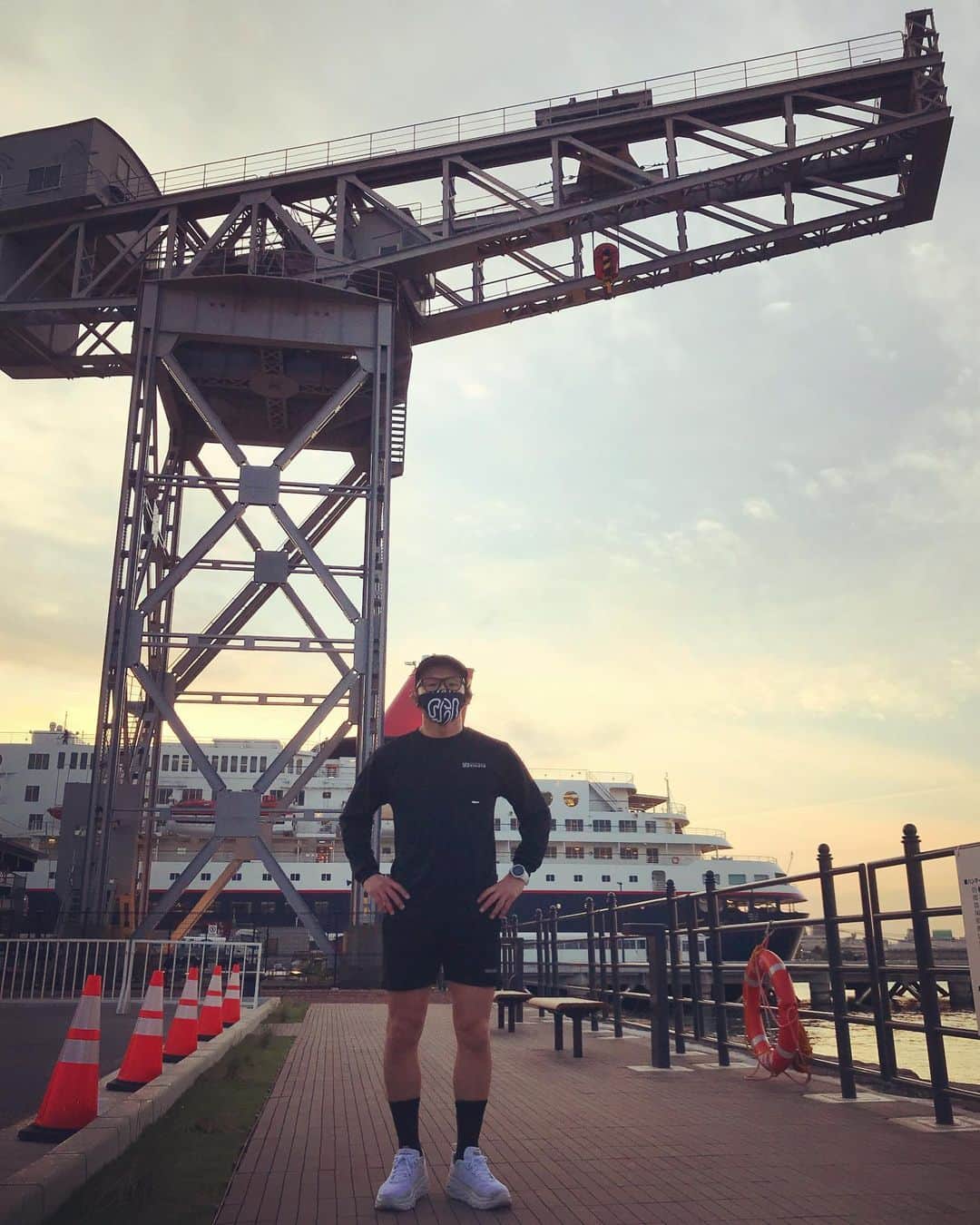 宇野薫のインスタグラム：「ハンマーヘッドへUNORUN  #unorun #caoluno #unocaolshowten #onehundredathletic #100athletic  #100A #hokaoneone #hokaoneonebondi6 #newerajapan  #oakleyfrogskins #ハンマーヘッド  #宇野薫 #今朝のみなとみらい」
