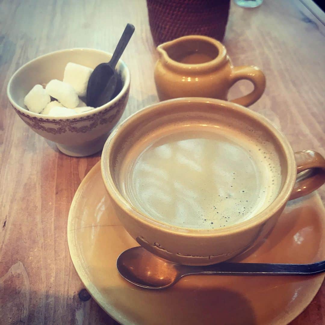 睦のインスタグラム：「いつかのカフェにて。  自宅のお茶時間も 楽しいけれど。  やっぱり お出かけしての お茶時間も 恋しいですねぇ。  家族と。  気の合う友人と。  お世話になった方と。  お仕事仲間と。  その日が 待ち遠しいです。  それまでは。  引き続き、 うつさないように、 うつらないように。  #café  #cafe  #covid19  #cafestagram  #予防  #手洗い  #うがい  #手洗いうがい  #cafeole  #カフェ　 #お茶時間  #友達  #friends  #sns  #友人  #ともだち  #免疫力 #うちで過ごそう  #カフェオレ  #おうちですごそう  #コロナ対策  #新型コロナウイルス  #コロナウィルスが早く終息しますように  #ssw  #作詞家  #artist  #lyricist  #model  #井上睦都実 #睦」