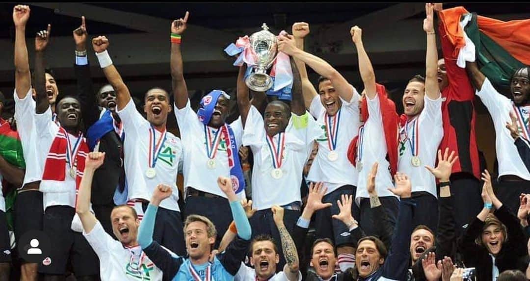 アディル・ラミのインスタグラム：「Y’a 9 ans mon premier BAC avec mention très bien , mon premier diplôme d’une belle serie 😏😚🤪 merci @losclive ce magnifique club , cette magnifique ville et mes ch’tis que j’aime et que je n’oublierais jamais 🥰🥰🥰🥰 merci 😅 @onlesauralesmechant #mercilille #losc #double @ligue1conforama @coupedefrancedefootball ⚽️⚽️⚽️」