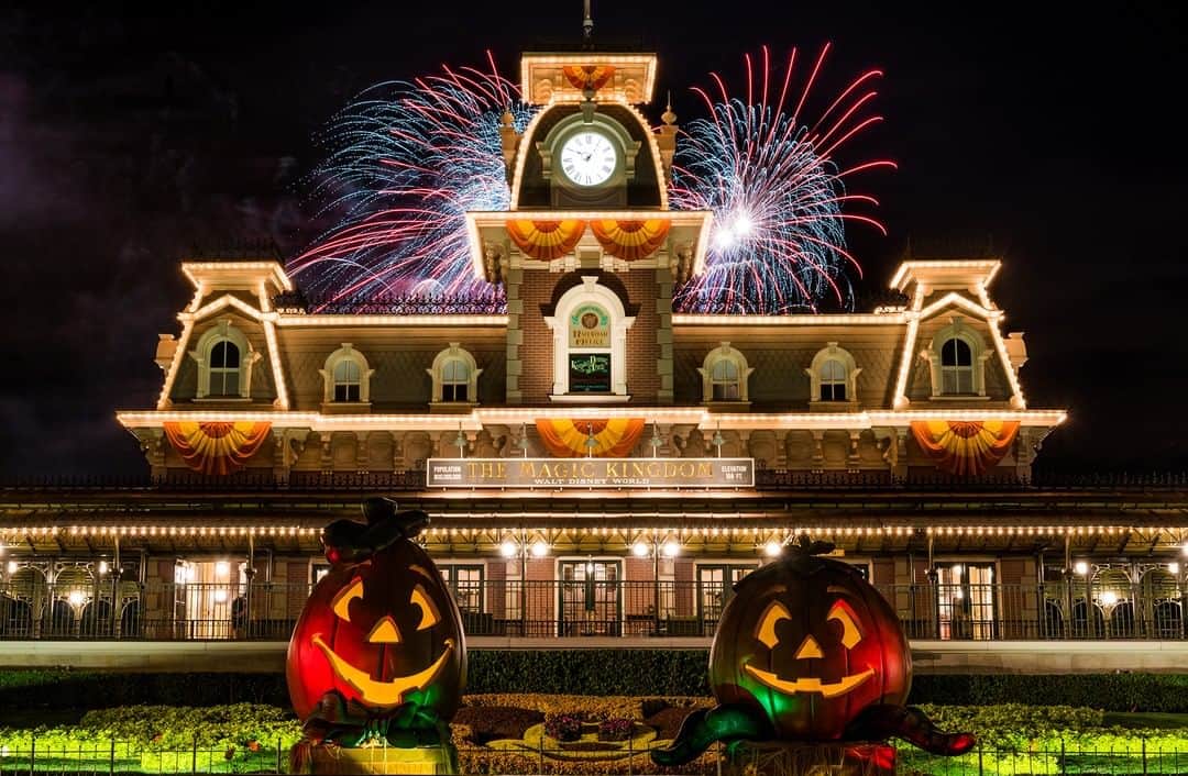 Walt Disney Worldのインスタグラム：「“This is Halloween. This is Halloween. We’re celebrating Halfway To Halloween!” 🎃🎃 Head to the @disneyparksblog to check out the upcoming spook-tacular offerings! Link in our bio. #DisneyMagicMoments ✨」