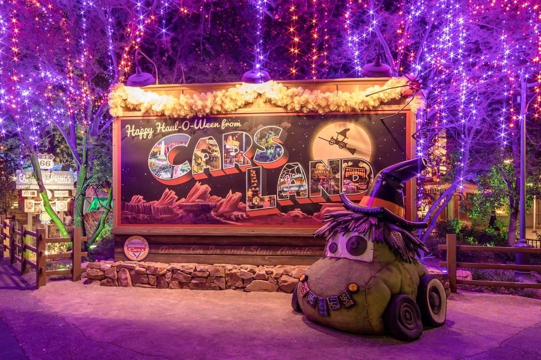 ディズニーランドさんのインスタグラム写真 - (ディズニーランドInstagram)「“This is Halloween. This is Halloween. We’re celebrating Halfway To Halloween!” 🎃🎃 Head to the @disneyparksblog to check out the upcoming spook-tacular offerings! Link in our bio #DisneyMagicMoments ✨」5月15日 8時18分 - disneyland