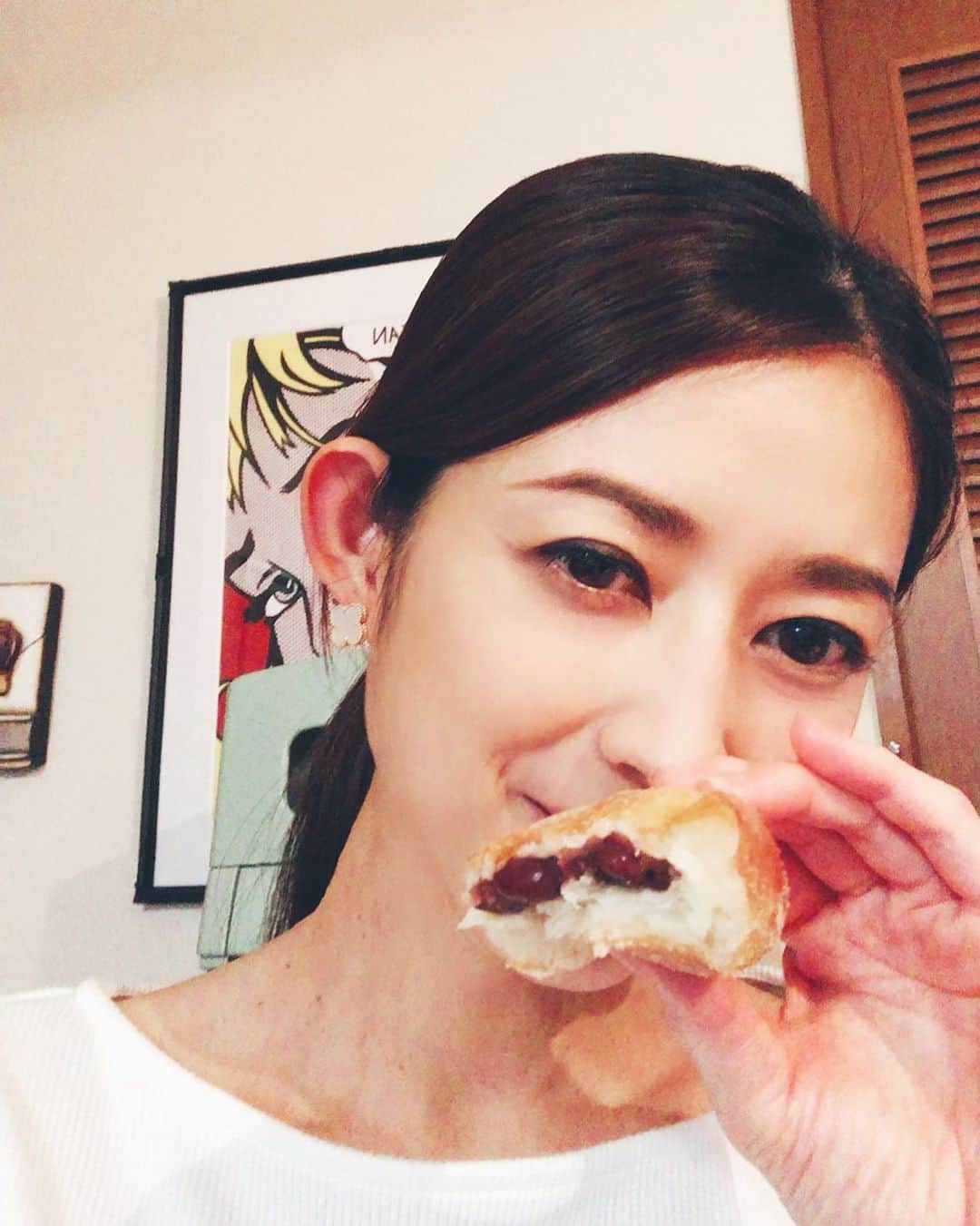 小沢真珠さんのインスタグラム写真 - (小沢真珠Instagram)「手作りドーナツ食べて至福のひととき❤︎ #ドーナツ#donuts#手作り #あんドーナツ #あんこ #sweet#デザート #朝食にもオススメです #おうち時間 #stayhome」5月15日 8時26分 - maju_ozawa