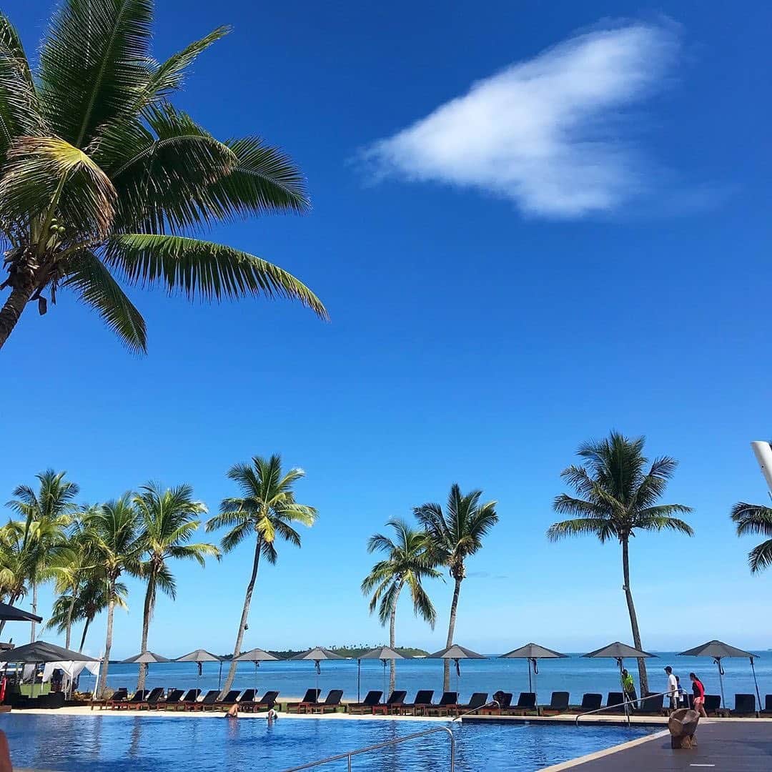 Conrad Tokyoのインスタグラム：「ヒルトン・フィジー・ビーチリゾート＆スパの青空に浮かぶ♥形の雲。 ♥ shaped cloud over the pool @hiltonfiji」