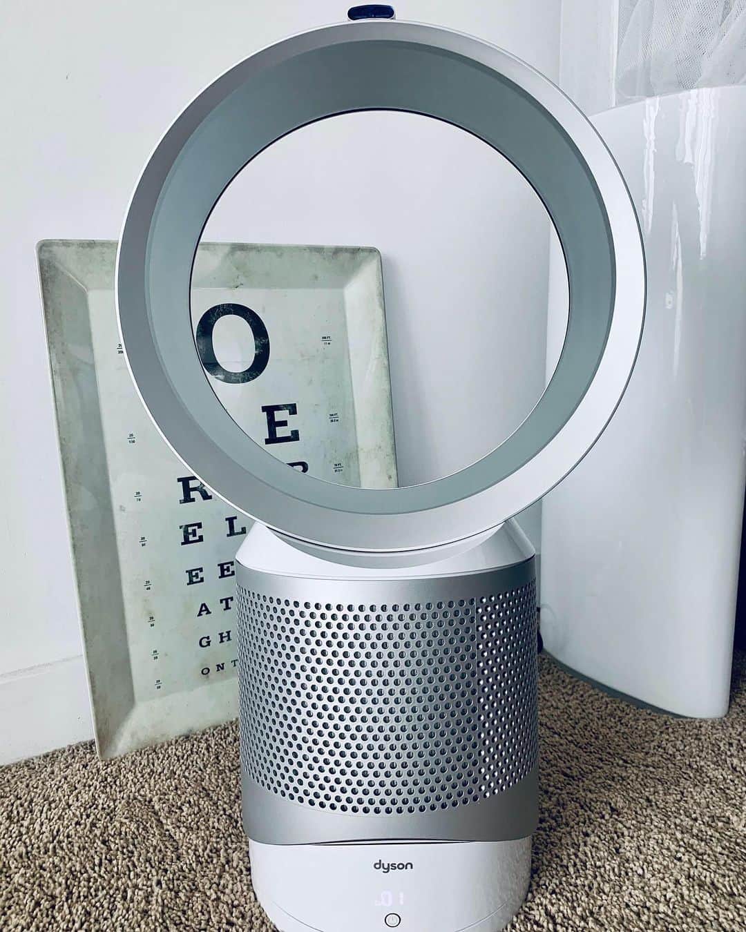 Dysonさんのインスタグラム写真 - (DysonInstagram)「Keep your home clean and your air cleaner. Over time, purifier filters can become clogged and become less efficient. So we recommend changing the filter in your Dyson purification technology when your machine alerts you, or at least once a year. #dyson #dysonhome #purifier #purification #fan #keepcool #hometech」5月14日 23時45分 - dyson
