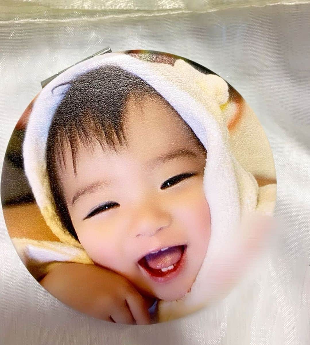 Momoeのインスタグラム：「母の日のプレゼント🎁❤️ しゅママにも、ももママにも同じの渡した🥰 名前の部分だけかえて🥺❤️（モザイクの所） オーダーメイドのハンドミラー⭐️⭐️ 2人ともみよラブだからみよにした😂💗笑 喜んでもらえてよかった☺️ いつもありがとう☺️💗&ありがとうございます☺️💗 . . #happy #家事 #育児 #family #家族 #boy #smile #男の子 #息子 #code #love #lucky #kids #子供 #thankyou #宝物 #ベビー #fashion #follow #boy #パパ #ママ #家族写真 #男の子ママ #赤ちゃん写真 #mothersday #母の日プレゼント #1歳 #母の日」