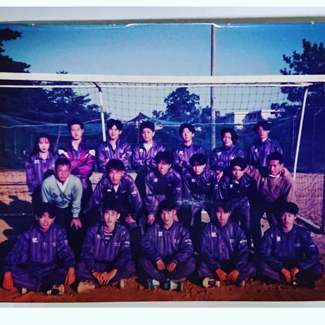 杉田芳尚のインスタグラム：「・ ・  なんか暇になったので、久々に11vs11のサッカーがやりたくなり、手近にある過去を引っ張り出してみた‼️ 写真のメンバーの中には亡くなってしまった方や、何故か連絡が取れなくなったやつ、何かと会うやつもいるけど、懐かしい思い出ですねー。  僕らの高校は合併されて名前が無くなり、校舎のみ残ってる。  でも何故でしょう？  飾ってたフォトスタンドの中の写真の裏には #五百円札 が挟んでありました…。 写真は記憶があるけど、お金は記憶に無いんだよなぁ…。 #covid19 で断捨離とか流行りましたが、気にもしていない所を開けてみると、意外と面白いのかも☆☆☆ #元サッカー部  #ポジションはゴールキーパーでした  #よくケンカしてました  #マネージャーが作ってくれるやかんの中身は砂糖入り紅茶  #PK戦が好きでした  #ennerreが一番イケてた  #桔梗カラーは紫  #残っている校舎をアスリートセンターに作り替えたい  #名張桔梗が丘高校」
