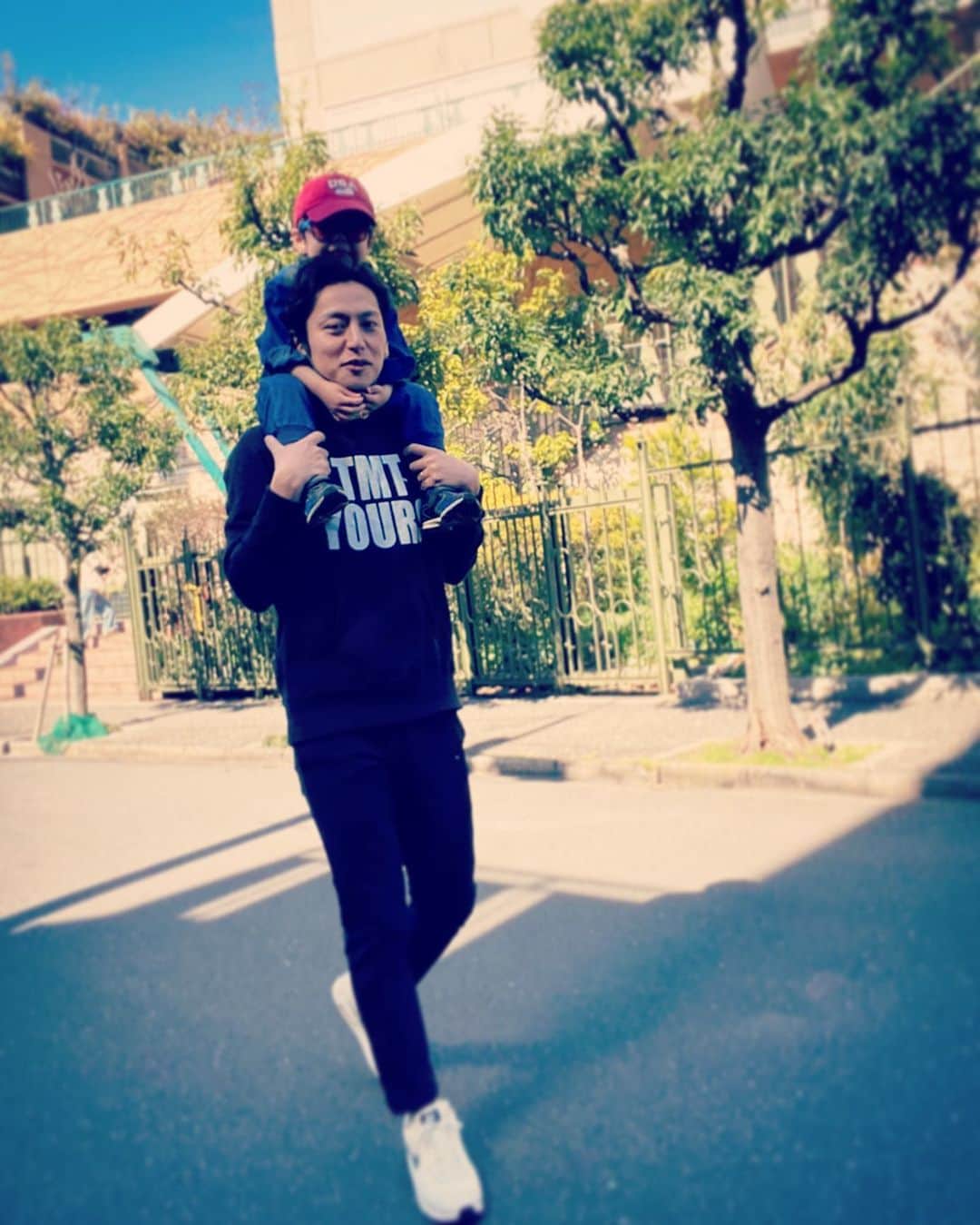 川久保拓司さんのインスタグラム写真 - (川久保拓司Instagram)「39県で緊急事態宣言が解除されましたね。 住んでいる東京はまだ、我慢の時。 STAY HOME. 息子を肩車して散歩していた時が、遙か昔のことのよう。 首の後ろを包み込む、あの股間のホカホカが恋しいぜ。  #肩車 #かたぐるま #piggybackride #ホカホカ股間」5月14日 23時46分 - takuji_kawakubo