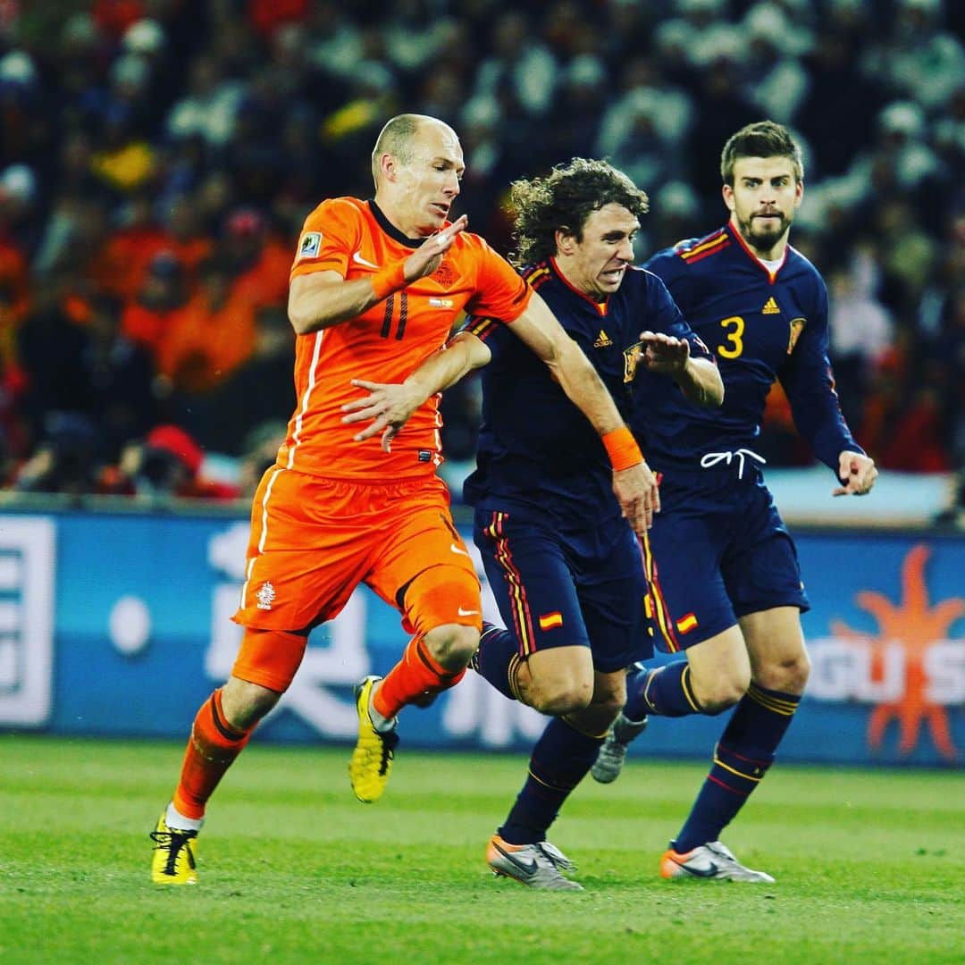 カルレス・プジョルのインスタグラム：「Sin que aparezca en la foto, al mirarla veo a @ikercasillas 🙌🙌 #tbt  I can see #IkerCasillas in the picture even without him being there. #unforgettablemoments」