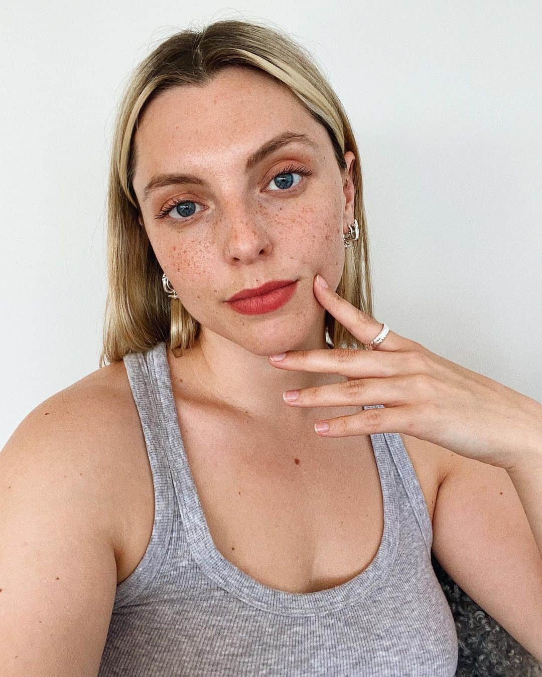 Estée Lalondeのインスタグラム：「Rooted 💋 #ELbeauty」