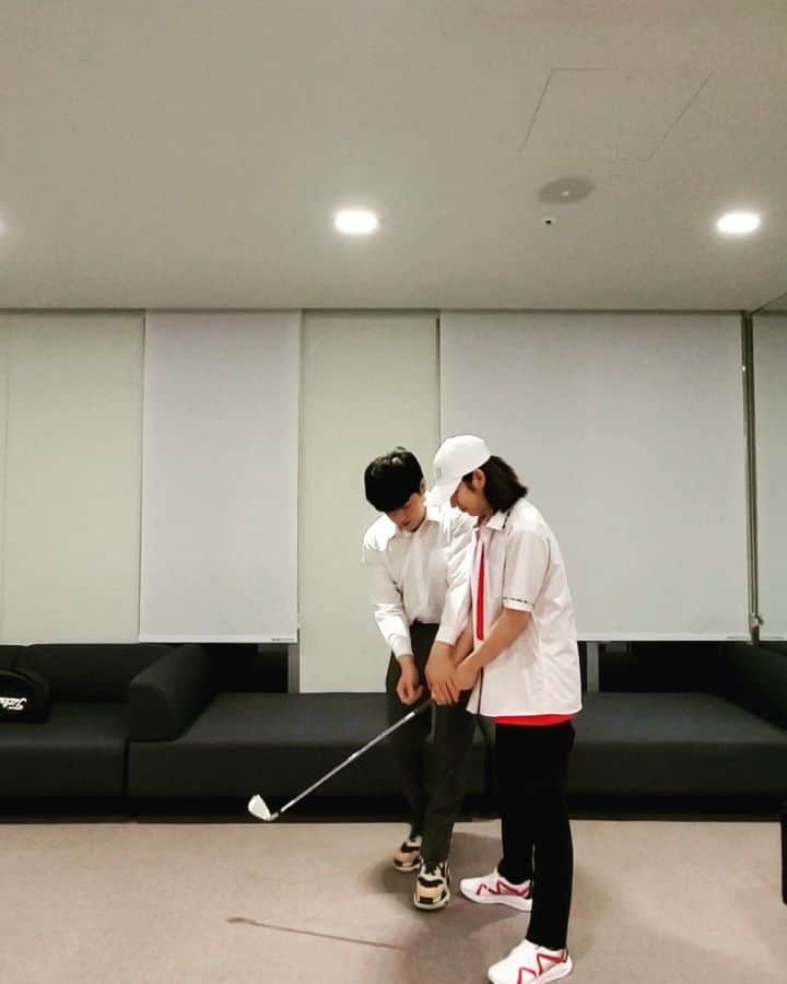 のインスタグラム：「운동 좀 해볼라고 골프채 구했는데 시작도 하기 전에 때려치게 생김🍒⛳🤔 . . YouTube 보고 열심히 연구해서 골프왕 김희철로 다시 태어나겠습니다👶🌻 . . 골프도 학원 있나..?! 초등학교 때 컴퓨터 학원 가서 MS-DOS 배운 후로는 뭘 배운적이 거의 없어서....🤔🏤 . . #골프 #GOLF #골프선생님찾습니다 #신동이가아주멋있게잘치는듯 #올해는필라테스랑골프좀해봐야지 #활동왕김희철로변신하겠어」