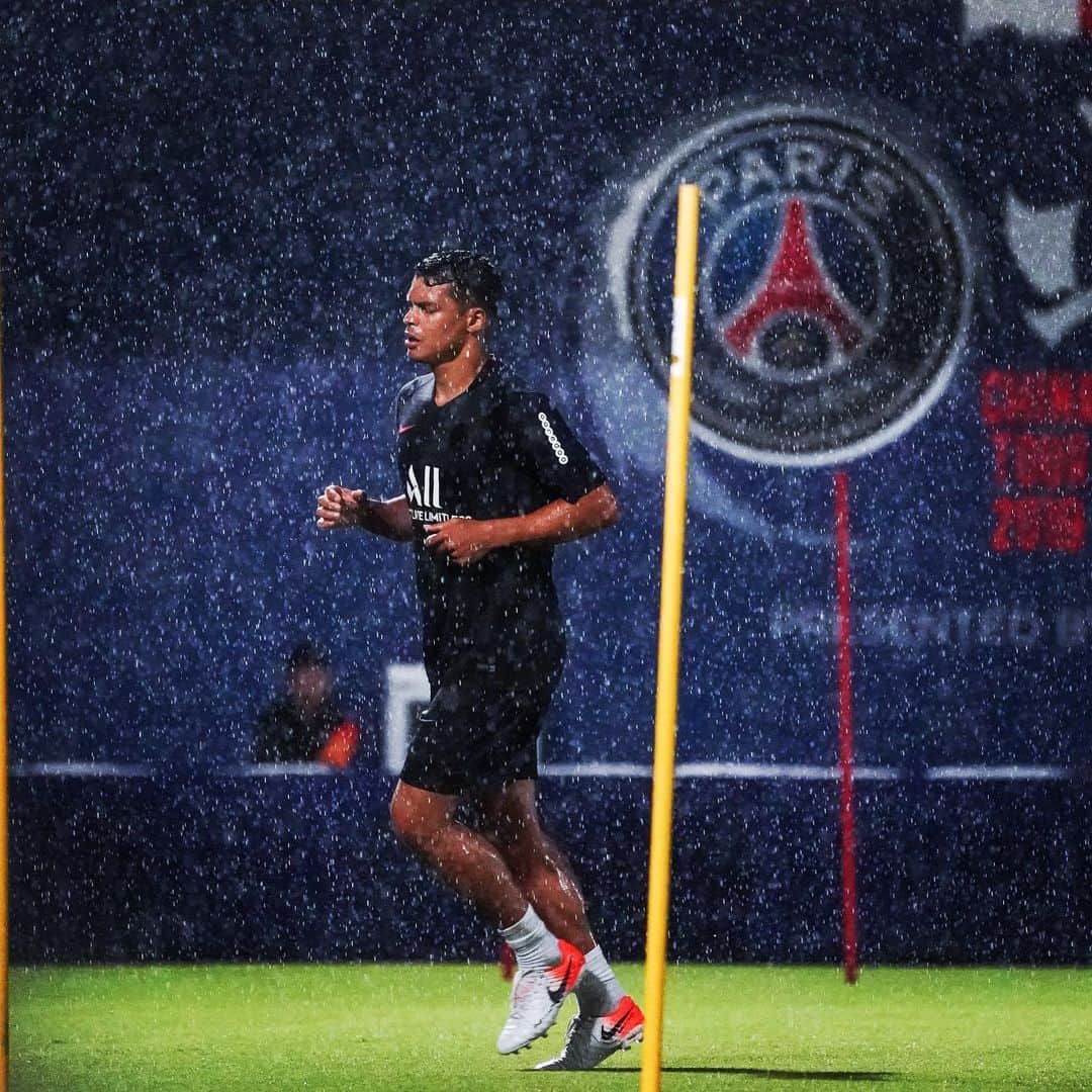 チアゴ・シルヴァのインスタグラム：「🇧🇷 “A distância entre o sonho e  a realidade chama-se disciplina” (Bernardinho) 🇫🇷 « La distance parmi le rêve et la réalité s’appelle discipline » (Bernardinho) 🇺🇸 “The distance between the dream and the reality is called discipline” (Bernardinho) • • • #ThiagoSilva #TS2 #Quotes #MotivationQuotes #Bernardinho #Brasil #ParisSaintGermain #IciCestParis #PSG #FamiliaSilva #CoronaOut #restecheztoi #jesuischezmoi #restezchezvous #fiqueemcasa #fiquememcasa #ficaemcasa #euficoemcasa #stayhome #stayathome #restezalamaison #yomequedoencasa #dealmalavada #banhodechuva #acrediteemvoce」
