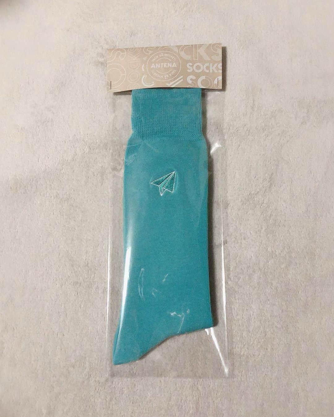 のインスタグラム：「うわーい！ANTENAの靴下が届いた🧦♪ . 2枚目は去年のLIVEでエフエムの古谷さんがお土産で買ってきてくれた初代靴下🧦 . 今回のグッズは可愛いものが多くて 特にロンT可愛かったんだけど 出遅れてしまってサイズ売り切れだった😭 . 今年は自分の誕生日の前日に ANTENAの仙台LIVEに行く予定だったんだけど、 ツアーが延期になってしまいおあずけ🥺🤷🏻‍♀️ . でもこの靴下履いてテンションあげて待ってます。🙂 . ANTENAの曲もめちゃくちゃいいからみんな聴いてね〜♪ . #akita #ANTENA #sendai #アンテナブルー #ツアーグッズ #風吹く方へ #靴下 #🧦 #💙」