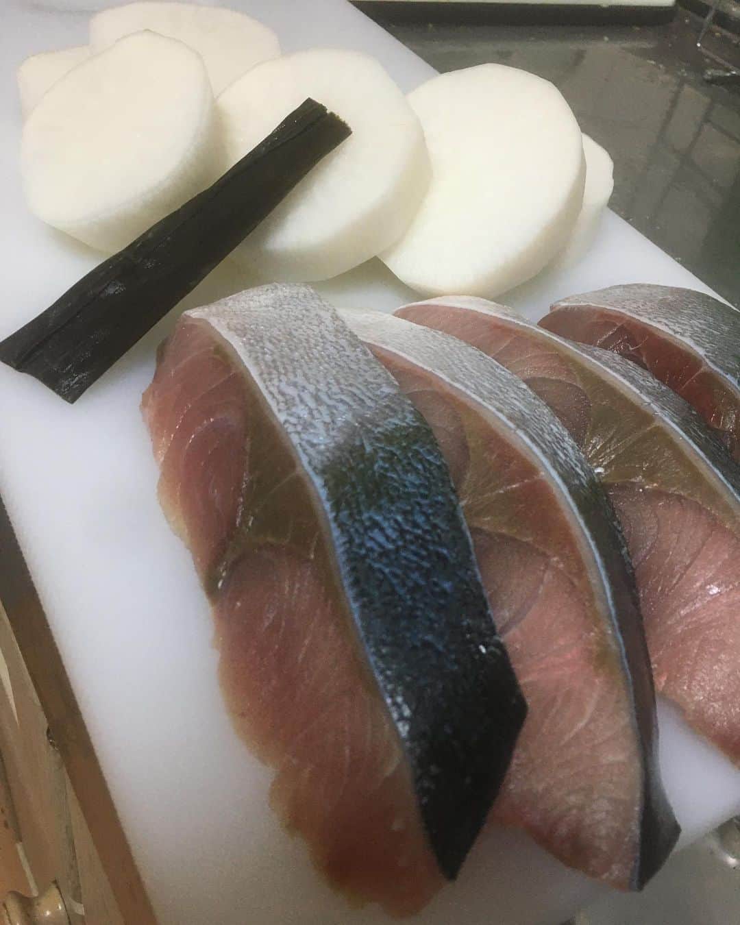 のインスタグラム：「0時回ったけど明日近所の先輩に食べさせるぶり大根仕込む。 この人しみっしみの大根、大好きだから笑  #ぶり大根」