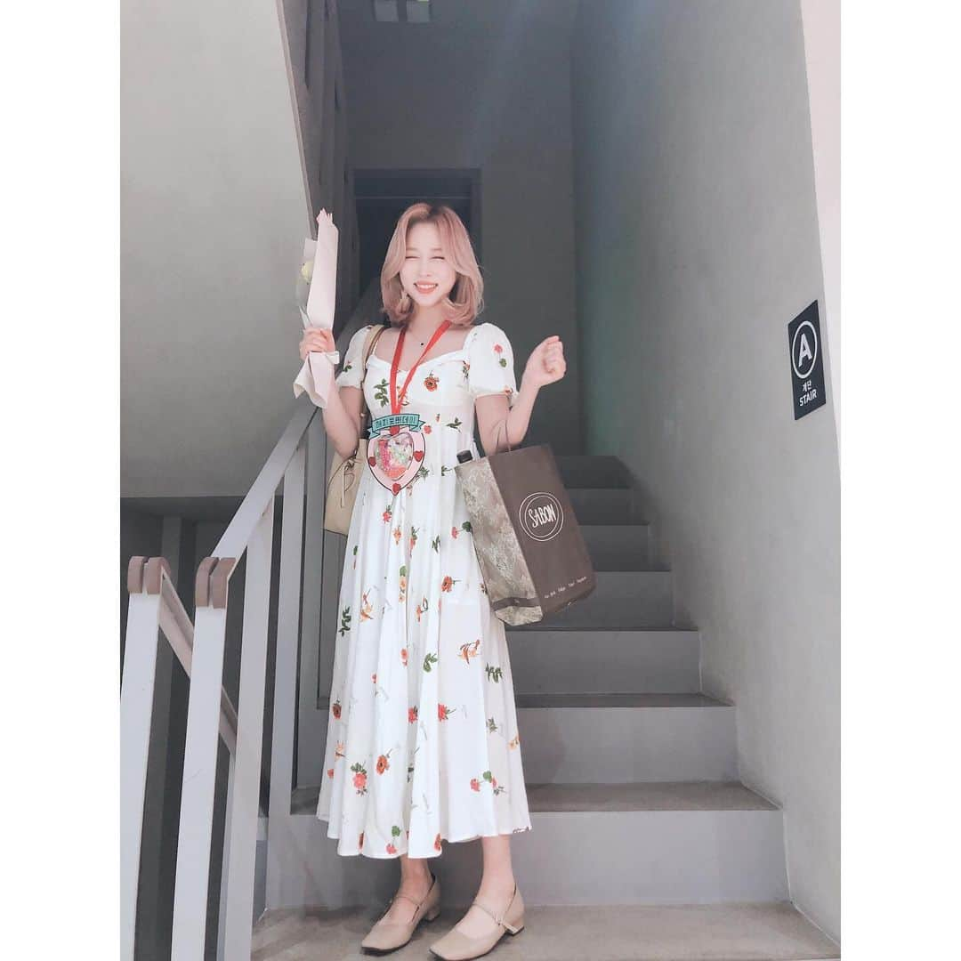 ダヨンさんのインスタグラム写真 - (ダヨンInstagram)「#HappyDAYOUNGday 생일 축하해 주셔서 감사합니다!! 보내주신 편지,선물 다 전달 받았어요🥰 감사합니다 🥰 2020.05.14 잊지 못해요  저 오늘 최고! 행복해요」5月15日 0時12分 - dayomi99