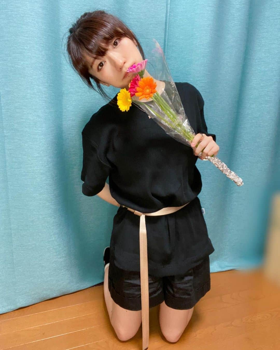 のインスタグラム：「お花買ったし半袖着た☻ ꙳ #tops #tshirt #discusathletic #bottoms #jilsander #jilsandernavy #belt #silasandmaria #sox #candystripper #俺はインスタグラマーになりてぇ ꙳ 他のとこにも書いたんだけどスマホスタンド買ったら Bluetoothのシャッターもついてきて最高です はい。暑すぎ！もう半袖です。 DISCUSのTシャツ、ワッフル素材？なのが可愛い！ JILLSANDERのショートパンツは光沢ある感じ 写真だとわかりにくいけど同じ色で 質感違う組み合わせ好きなのです。 あと好きな花買いました！ガーベラ！ かわいい花瓶あるので飾りました。」