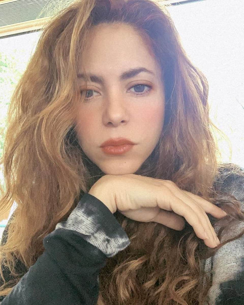 シャキーラさんのインスタグラム写真 - (シャキーラInstagram)「Mustered up the strength to put on some makeup for my day job of homeschool teacher #smallvictories」5月15日 0時28分 - shakira