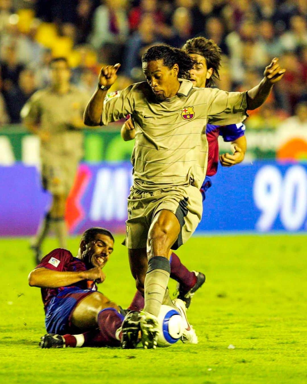 FCバルセロナさんのインスタグラム写真 - (FCバルセロナInstagram)「🏆 #OTD in 2005, we won the league against Levante.」5月15日 0時21分 - fcbarcelona