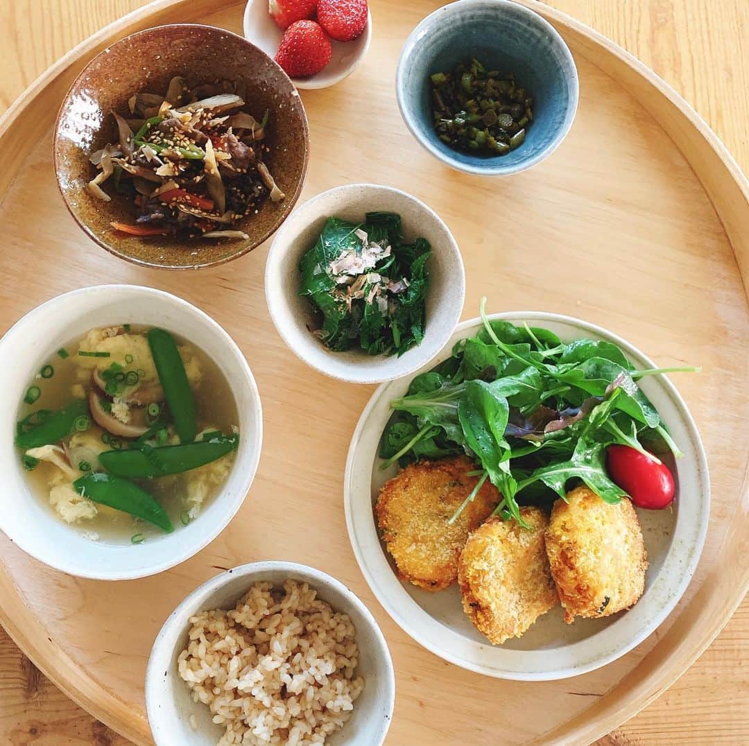 OKAさんのインスタグラム写真 - (OKAInstagram)「友人が西東京の朝採り野菜を届けてくれた。初めて食べる明日葉はきんぴらとお浸しにしてメインはかぼちゃコロッケ。  #自宅で玄米定食」5月15日 0時23分 - ytrpics