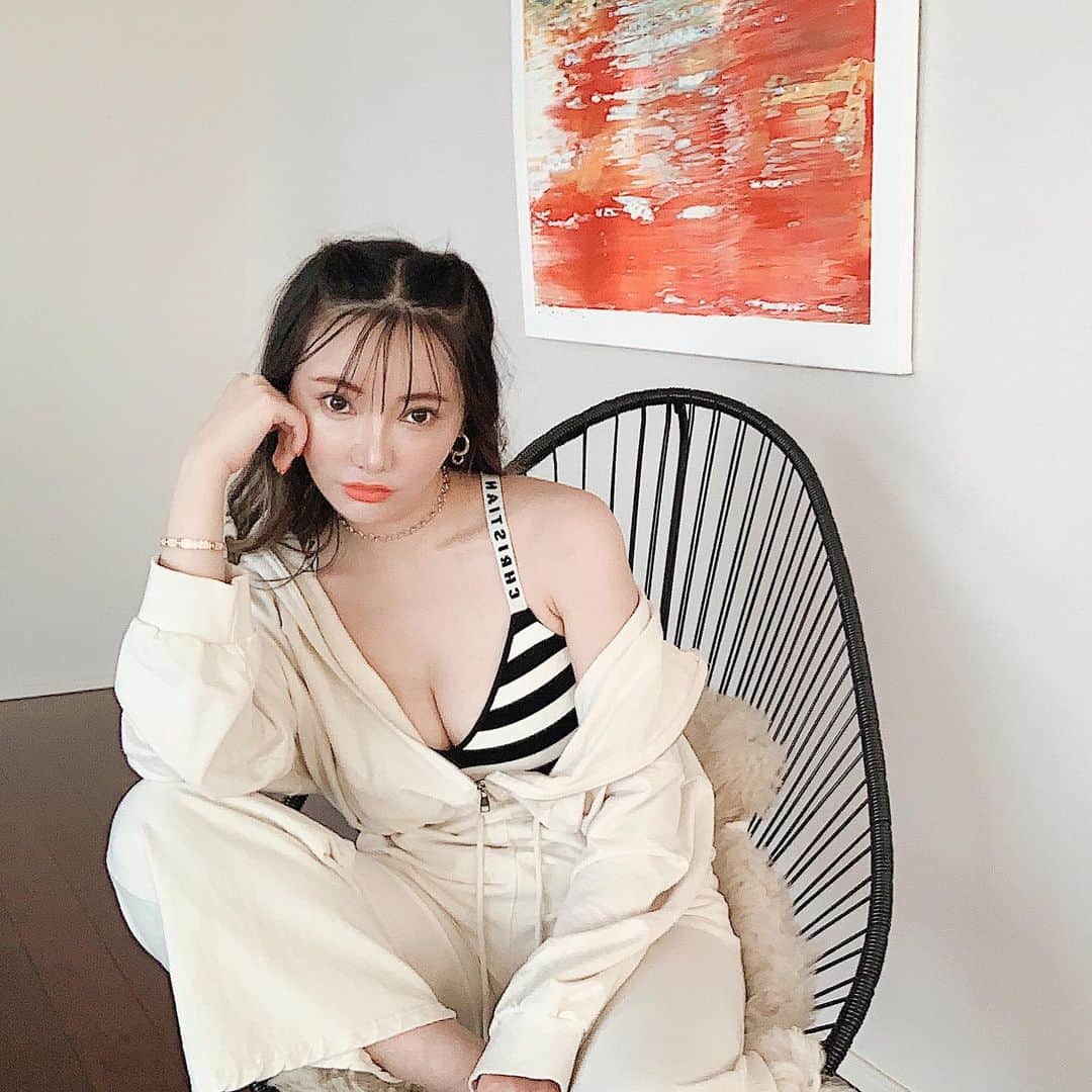 クリスティン・ウェイのインスタグラム：「My new home outfit from @valmuer_official  #stayhome #quarantine  #quarantinelife #lifestyle#homedecor #livingroom #tokyolife #在宅隔離 #valmuer #gardenbyvalmuer #christinewei #クリスティンウェイ」