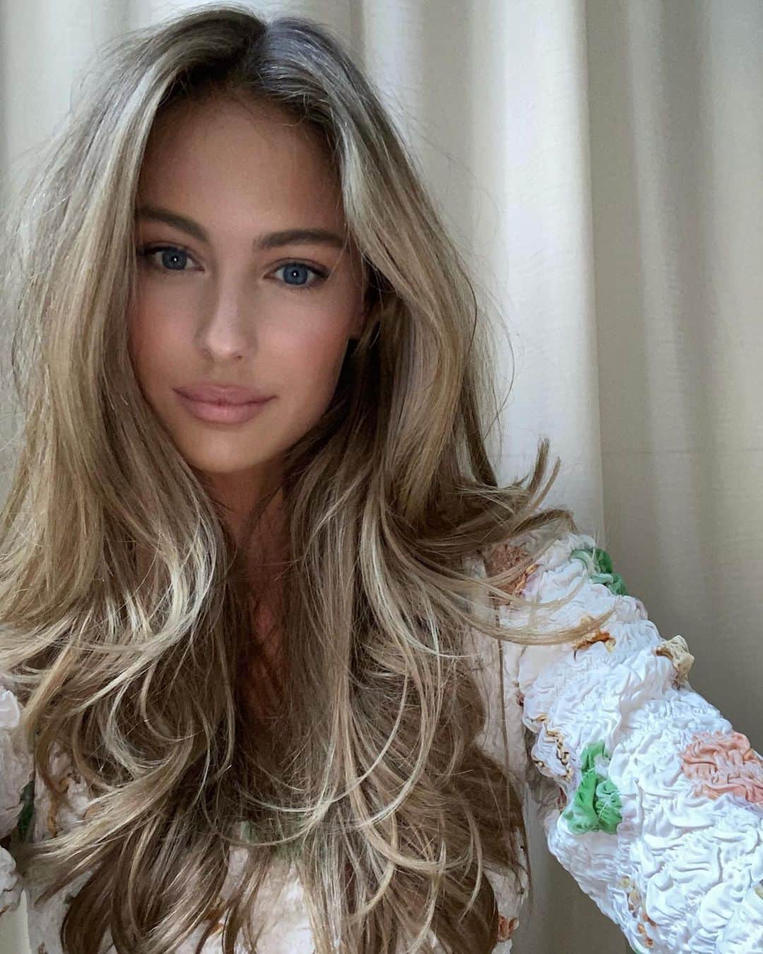 Mathilde Goehlerのインスタグラム：「You always ask about my hair, and my hairdresser is @hairhabitscph, since 7 years.  I love @shuuemura for hair shampoo, conditioner and treatment.  If you have dry hair try the “Shu Uemura  Essence Absolue” 🍋🍊🍐🍎🍉🍏🍇🍓🍒」