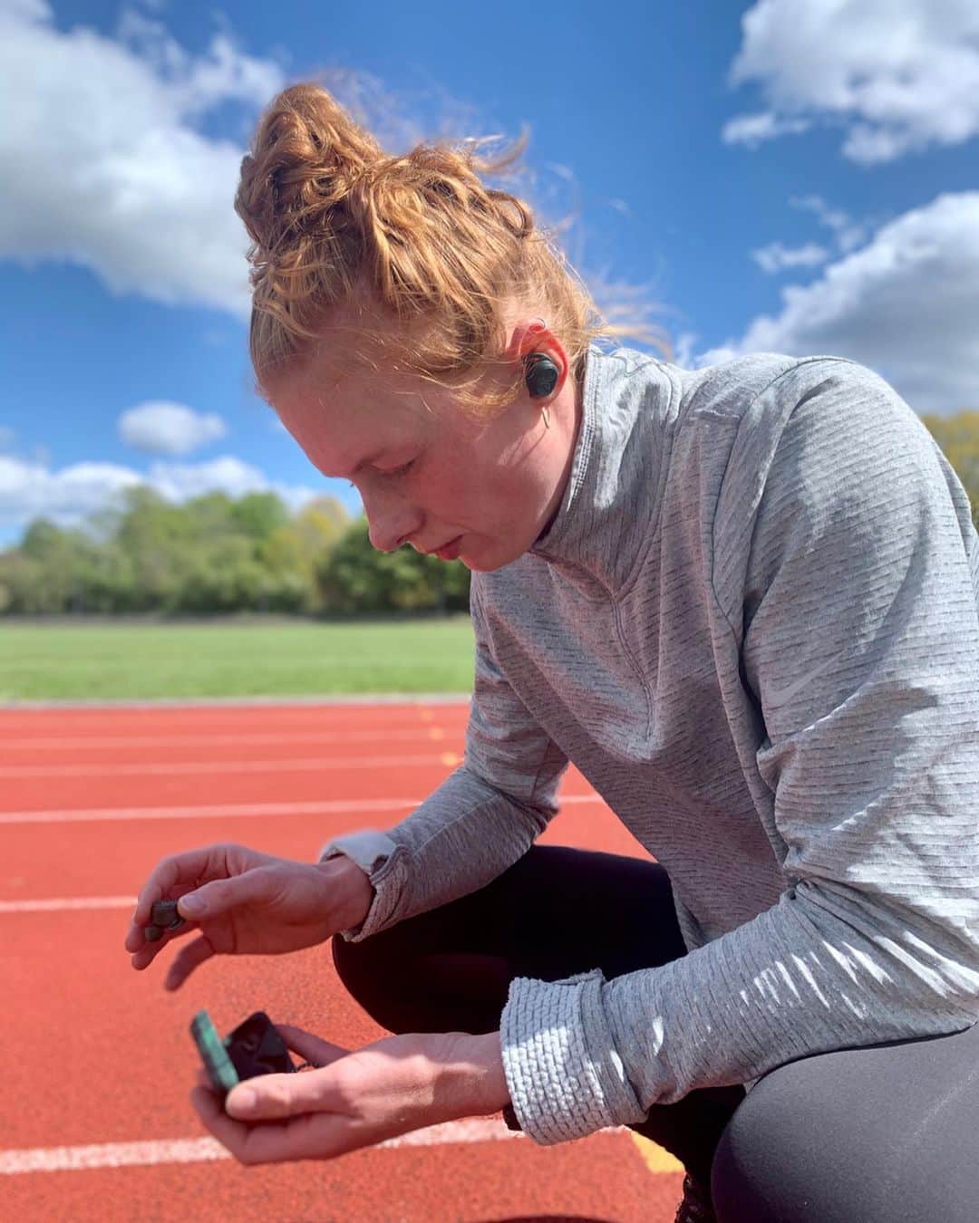 マチルドU・クラマーのインスタグラム：「Reklame | På de hårde dage skal der noget ekstraordinært til 🎶 . . Jeg har haft muligheden for at teste @jaybirdsports VISTA earbuds og jeg må sige at de er ekstraordinært gode! . ☑️ God lyd ☑️ God batteritid ☑️ Hurtige og nemme at bruge . ☑️ De bliver de siddende uanset tempo (hvilket er ekstra vigtigt 🤪). . . Desuden er de sved- og vandtætte - Hvilket jo er meget betryggende i det danske forårsvejr 🌦 . . Den eneste ulempe jeg kan finde er at de ikke er så gode til opkald - Men til musik under træning er de lige i skabet!  #reklame #jaybird #jaybirdsport #jaybirddanmark #earbuds #earthproof #running #music #focus #waterproof」