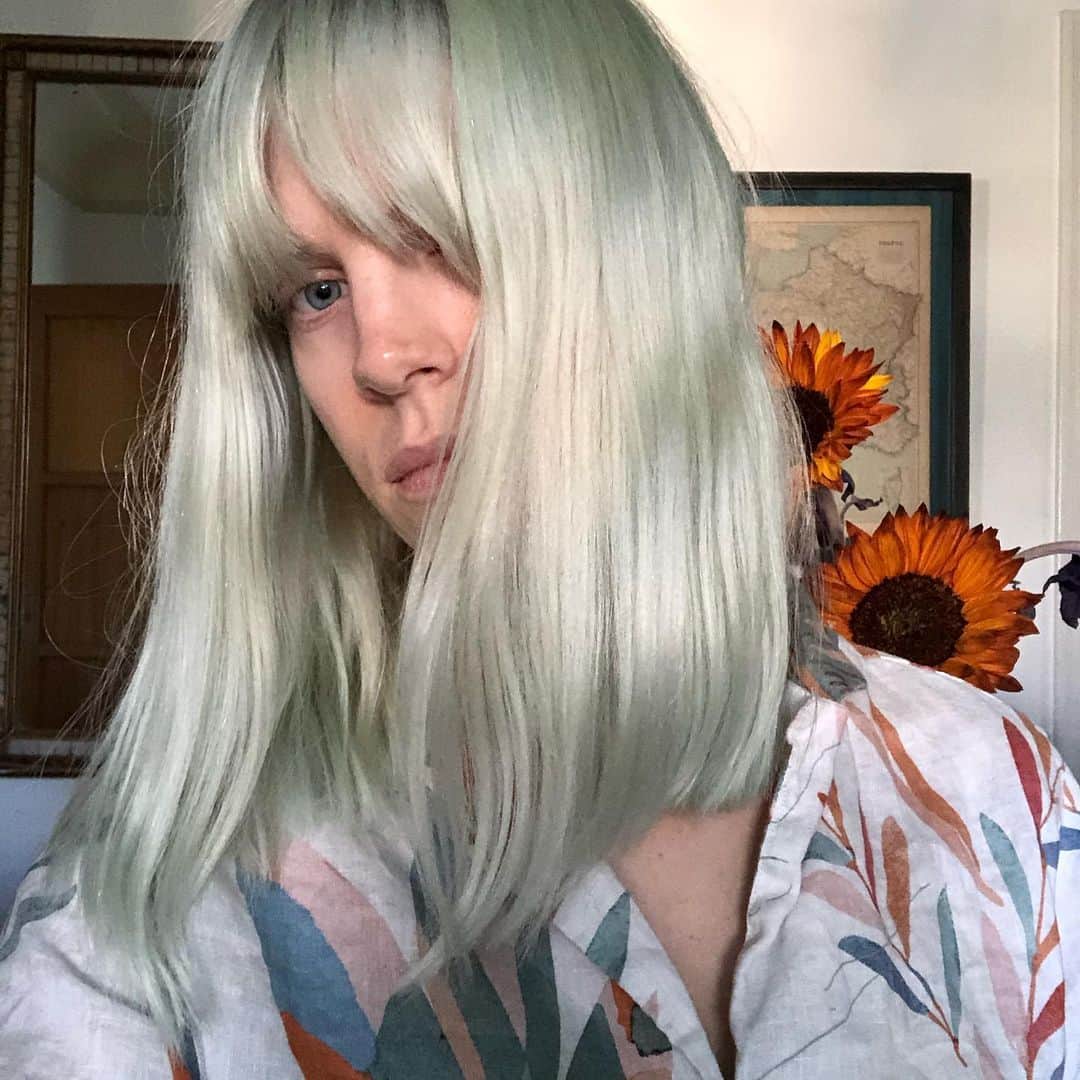Anna Lylesのインスタグラム：「Chopped and feeling cute but also postpartum hair loss is REAL mamas 😫 Nothing like a blunt cut to make it feel thick again 🙌🏼🥰 Bangs by me, cut by baby daddy ty @dennisgots ✂️✂️✂️ soft mint color @ashleyharthair」