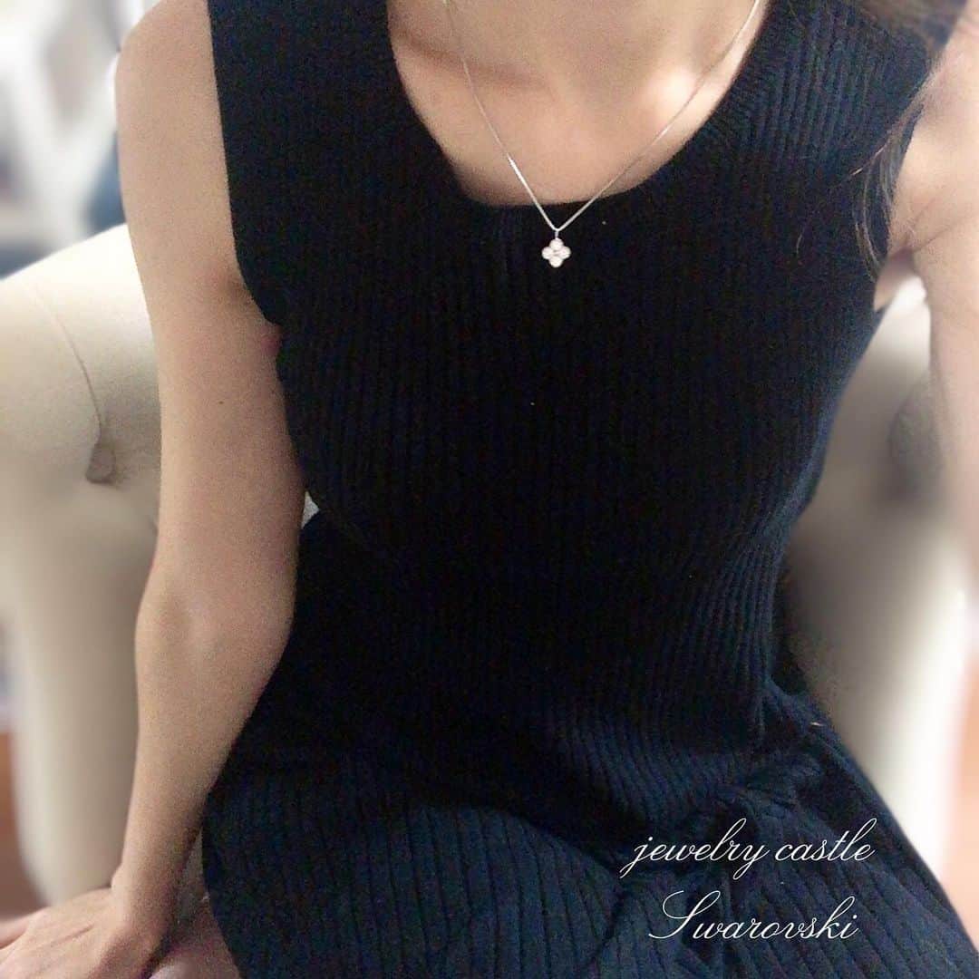 菊池かなこのインスタグラム：「❤︎𝑁𝑒𝑤❤︎ . 実際付けてみたらこんな感じです☺︎ クローバーモチーフネックレス🍀 光に当たるとキラッキラでたまらない✨ . @jewelrycastle_tokyo . . ୨୧┈┈┈┈┈┈┈┈┈┈┈┈┈┈┈┈┈୨୧ #jetelrycastle_tokyo #ジュエリーキャッスル #everbrilliance #ネックレス#シルバーネックレス #スワロフスキーネックレス#ジルコニアネックレス #クローバーモチーフ#クローバーモチーフネックレス」