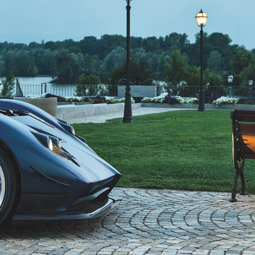パガーニ・アウトモビリのインスタグラム：「Don't wait for the storm to pass, learn how to dance in the rain. [Inspired by Vivian Greene's quote]  #staysafe  #stayinyourgarage  #pagani #zonda #zondahpbarchetta #horaciopagani #stayhome #stayathome #garage #garagelife  @rizzolilibri  Pic by @mikael_masoero」
