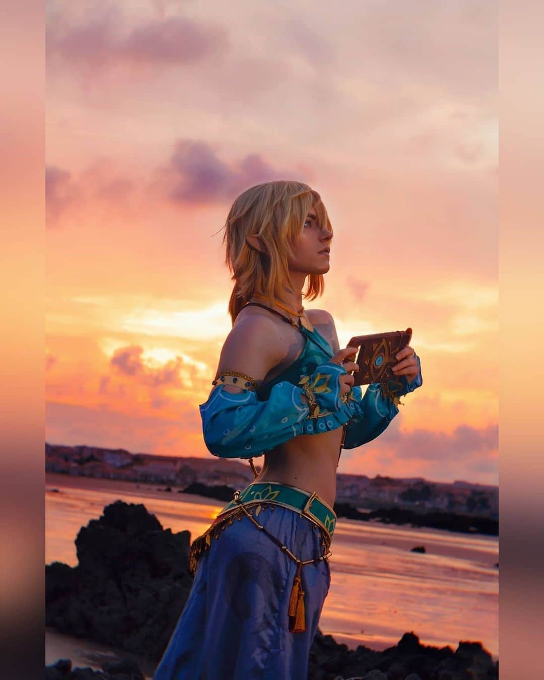 Geheさんのインスタグラム写真 - (GeheInstagram)「I keep finding good pics form this beach photoshoot :_D I can't believe it's already May???? We took these like a year ago 😵  #Botw #LinkCosplay #BotWCosplay #GerudoLink #GerudoLinkCosplay 📸by @reinoharu.ph  Edit by me」5月15日 1時06分 - geheichou