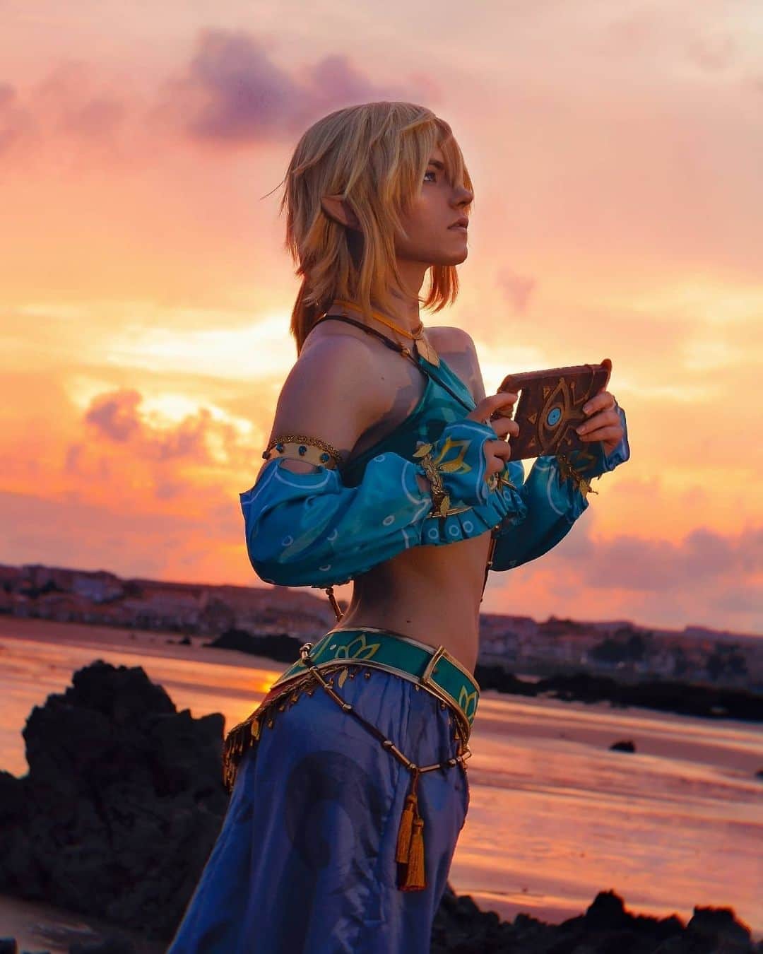 Geheさんのインスタグラム写真 - (GeheInstagram)「I keep finding good pics form this beach photoshoot :_D I can't believe it's already May???? We took these like a year ago 😵  #Botw #LinkCosplay #BotWCosplay #GerudoLink #GerudoLinkCosplay 📸by @reinoharu.ph  Edit by me」5月15日 1時06分 - geheichou