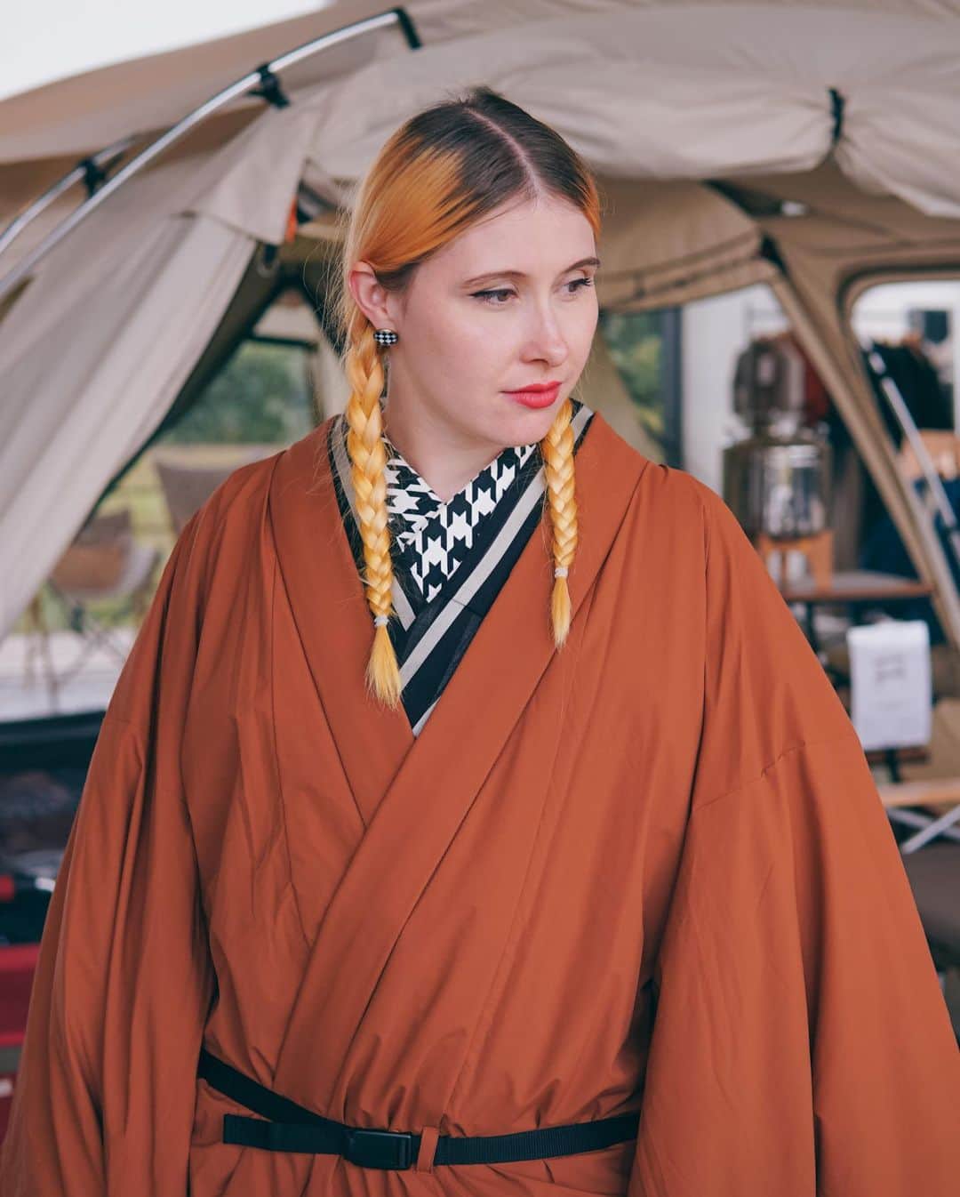Anji SALZさんのインスタグラム写真 - (Anji SALZInstagram)「Since crowded cities might not be the best place to be in the near future - have you ever heard about an outdoor kimono? 👘⛺️⛱ Last October I visited the @snowpeak_official headquarters in Niigata and found this fun outdoor unisex kimono by @yamato_tsunagari_project 🚀  Just get in, wrap it around and tighten with a built in strap 😆👌🏻 These are insulated similar to a windbreaker and also hold off water I think 💭 Would you go camping in this?  去年の10月はスノーピークの新潟本社にお邪魔して、やまとの「アウトドア着物」を見つけた👀👘⛺️ ウインドブレーカーみたいな生地でなんの天気でも大丈夫そうし、着るのはすごく簡単なユニセックスアイテム。 コロナで都会は危ない状態が続くとこれで誰もいないところにキャンピングするのは楽しそうだね！😃 #mainichikimono #outdoorkimono」5月15日 1時06分 - salztokyo