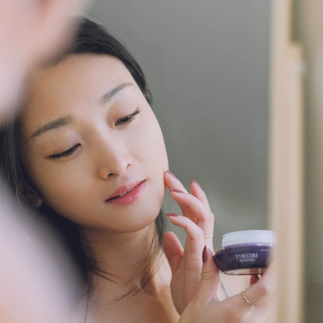 DECORTÉさんのインスタグラム写真 - (DECORTÉInstagram)「Infuse skin with all-day hydration and calming actives for a soft, glowing complexion. Shop our lightweight, super-moisturizing Liposome Face Cream @saks.」5月15日 1時10分 - decortebeauty