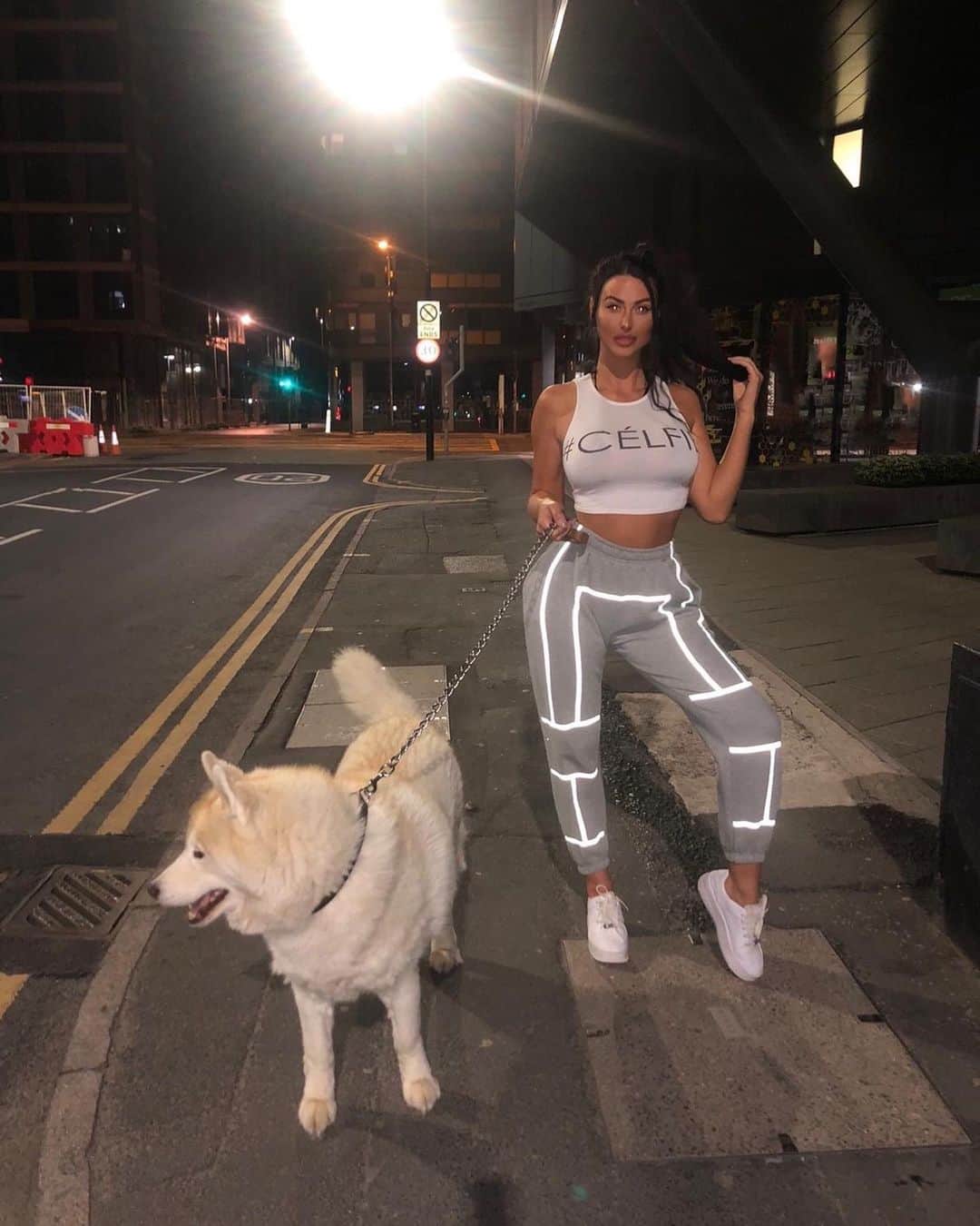 アリス・グッドウィンのインスタグラム：「Young, Wild and Free 🤍🖤 Gave up after 450 takes trying to get Wolf to look at the camera. He still looks cute tho 🐶」