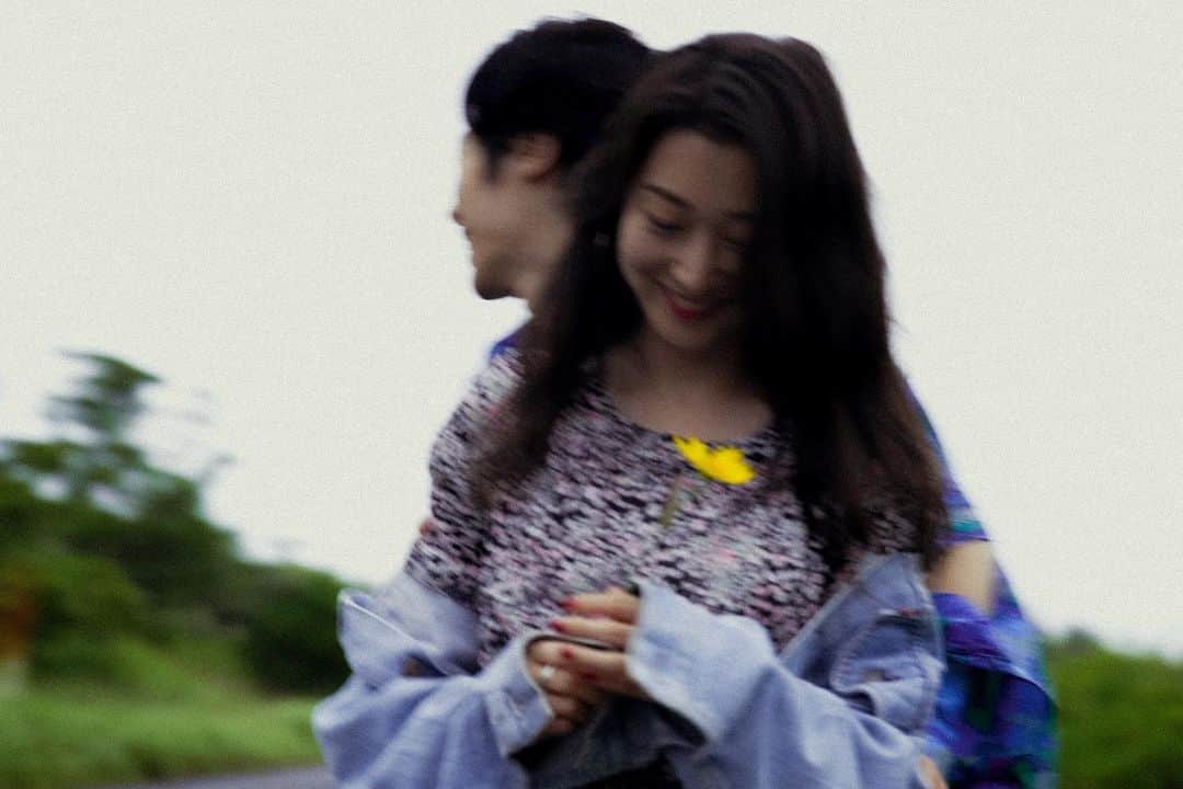 のインスタグラム：「Behind the scenes of 愛 / 真心ブラザーズ﻿ ﻿ Satori Mizushima @strisland and me﻿ Photographs Yohei Haga @yoheipeta」