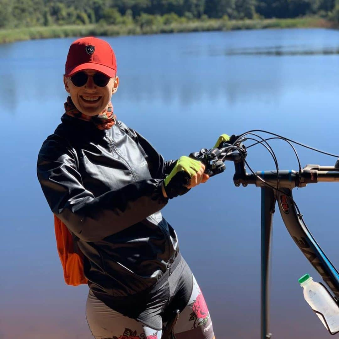 ポリーナ・ラヒモワさんのインスタグラム写真 - (ポリーナ・ラヒモワInstagram)「🚴🏼‍♀️🚴🏻‍♂️🚴🏻Discovering Bauru  Loch Ness monster lake with bikes! Thanks buddies 🥰😚That was really cool! Fabulous!🤪#sportall #bike #fabulous #thanksyou #qualitytime #polinarahimova #sesi #baurucity #everydaylovemore #brasil🇧🇷」5月15日 1時18分 - polina_rahimova