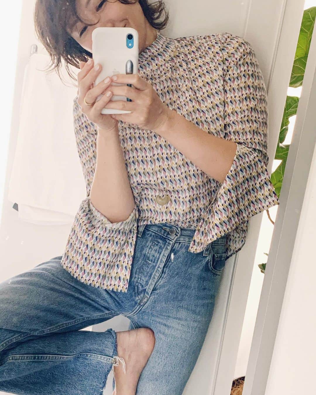 風間ゆみえのインスタグラム：「今朝はリバティブラウス @la_marine_francaise_official  大ぶりなカフスのボタンをはずして、袖をひらひらさせて着るのが好き。  #yumie_k_style」