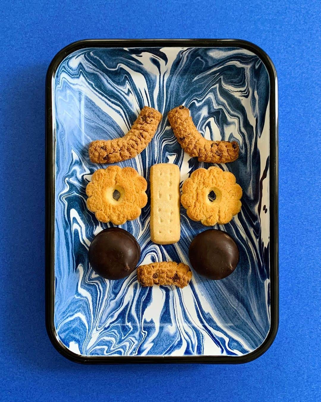 appleさんのインスタグラム写真 - (appleInstagram)「Commissioned by Apple. “Cooking during quarantine means getting creative with what we have. My four-year-old likes to move different pieces of food around to change the expressions on the faces — 'He is happy! This one’s sad. See, now he looks worried.' These days we carry all of these feelings inside. I remind the boys (and myself) it’s okay to hold many different emotions at once.” #ShotoniPhone last week #atHome by Erin J. @theindigobunting」5月15日 1時47分 - apple