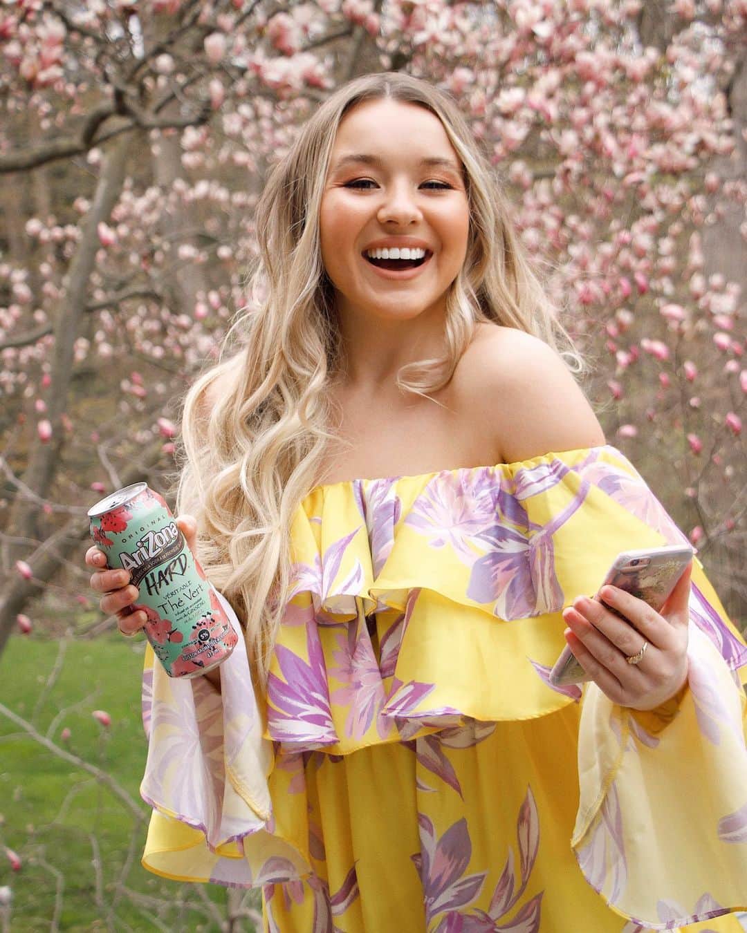 トーリ・ウェブスターのインスタグラム：「#GIVEAWAY Calling all 90’s babies!!! ☎️❤️ One of my fave classic drinks is now reinvented with a 5% vodka kick and I could not be more excited! I’m sure we can all relate to reaching for the OG AriZona iced-tea at the store back in the day… well, now there's an epic spin on this drink because @AriZonahardca has launched a Hard Green Tea that's completely EXCLUSIVE to Canada making this an extra special drink for Canadians this summer! 🇨🇦🤍 Wanna relive the 90's while sippin' on a tall can at home? Swipe right to check out this Arizona inspired magic-eye and look to see the hidden message. I stared at my phone for a while 😅 but I was able to crack it, can you? For those who can decode the message, I'm giving away 3 awesome AriZona fan packs! ✨✨✨ TO ENTER: 1. Like this photo  2. Comment what you see for a chance to win! *Winner will be announced next week. #AriZonaHard #ad」