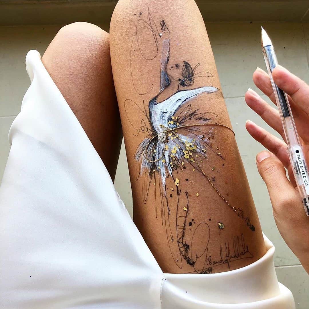 Vogueさんのインスタグラム写真 - (VogueInstagram)「For as long as she can remember, @randahaddadin has sketched and doodled on herself. The idea of the permanence of art, summed up in the phrase Ars longa, vita brevis, is not what motivates Haddadin. On the contrary, she finds freedom in knowing that her works are ephemeral, destined to wash off in the shower. “This allows me to focus only on the process of creating itself; the lines, the feeling of the pens on my skin in that moment, without having to worry about the drawing later on, preserve it or sell it, like the regular artworks,” she explains. “The comfort of this temporariness allows me a lot of room to create without worry. The only thing I do to preserve a memory of this skin artwork is snap a photo and share it with others.” Tap the link in our bio to see more.」5月15日 1時42分 - voguemagazine