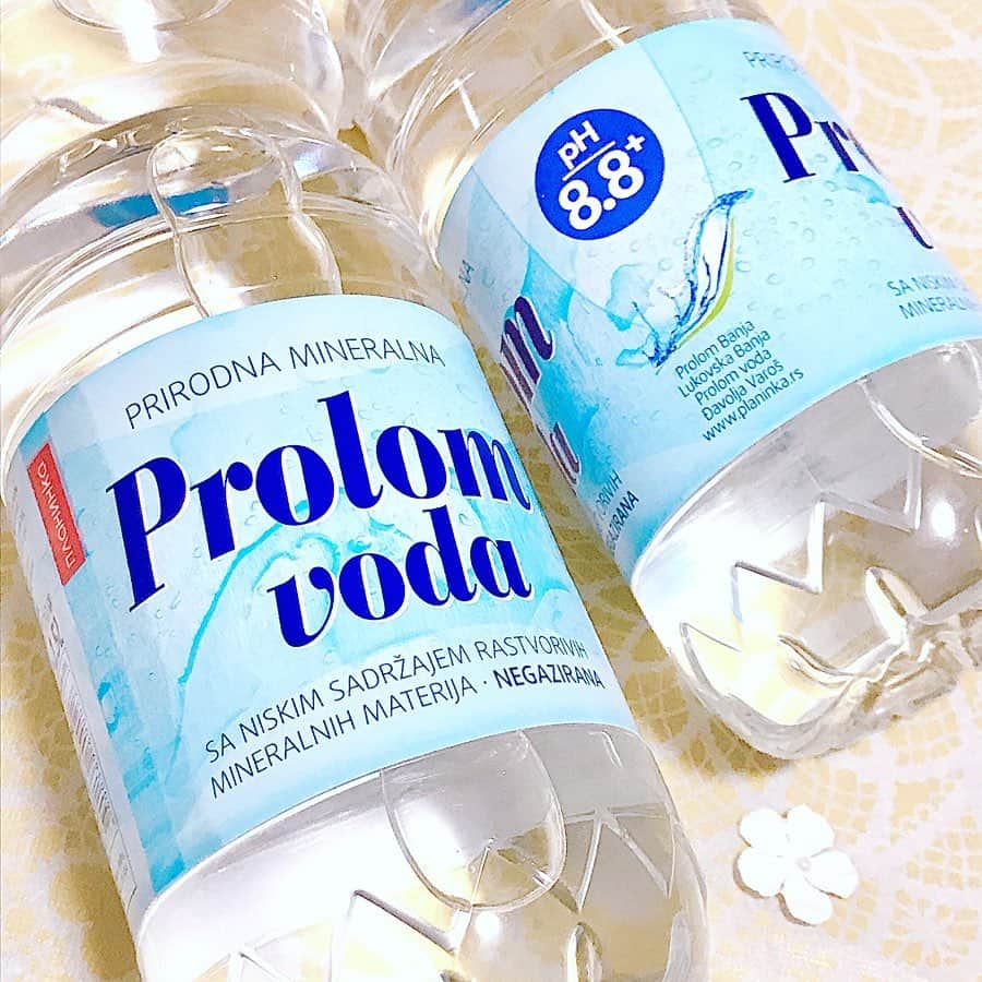 manami☺︎satoさんのインスタグラム写真 - (manami☺︎satoInstagram)「・ 高アルカリ軟水の『Prolom voda』 ( @prolom_voda )  このお水はセルビアにあるラダン山脈の斜面にある 地下水なんだそう⛰✨ ・ ☺︎✓高アルカリ(pH8) ☺︎✓天然の温泉水 ☺︎✓セルビアでは医師が勧める水として有名 ・ 初めて飲んだ時、まろやかで柔らかい口当たりに感動 しました(∩ˊᵕˋ∩)･* 飲みやすくて本当に美味しい🥺  そのまま飲む以外にコーヒーや酵素ドリンクを割る時 にも使いましたが、いつもより美味しく感じました😋 お水の品質で全然違う！🌱🧊 パッケージもおしゃれで好き🤍 おいしく飲んで健康サポート🙌🏻💕 ・ #プロロムヴォーダ #prolomvoda #軟水 #高アルカリ #みんなの合同会社 #ミネラルウォーター #美容 #健康#monipla #minnanoltd_fan #water #mineralwater」5月15日 1時42分 - fuwari_kinaco