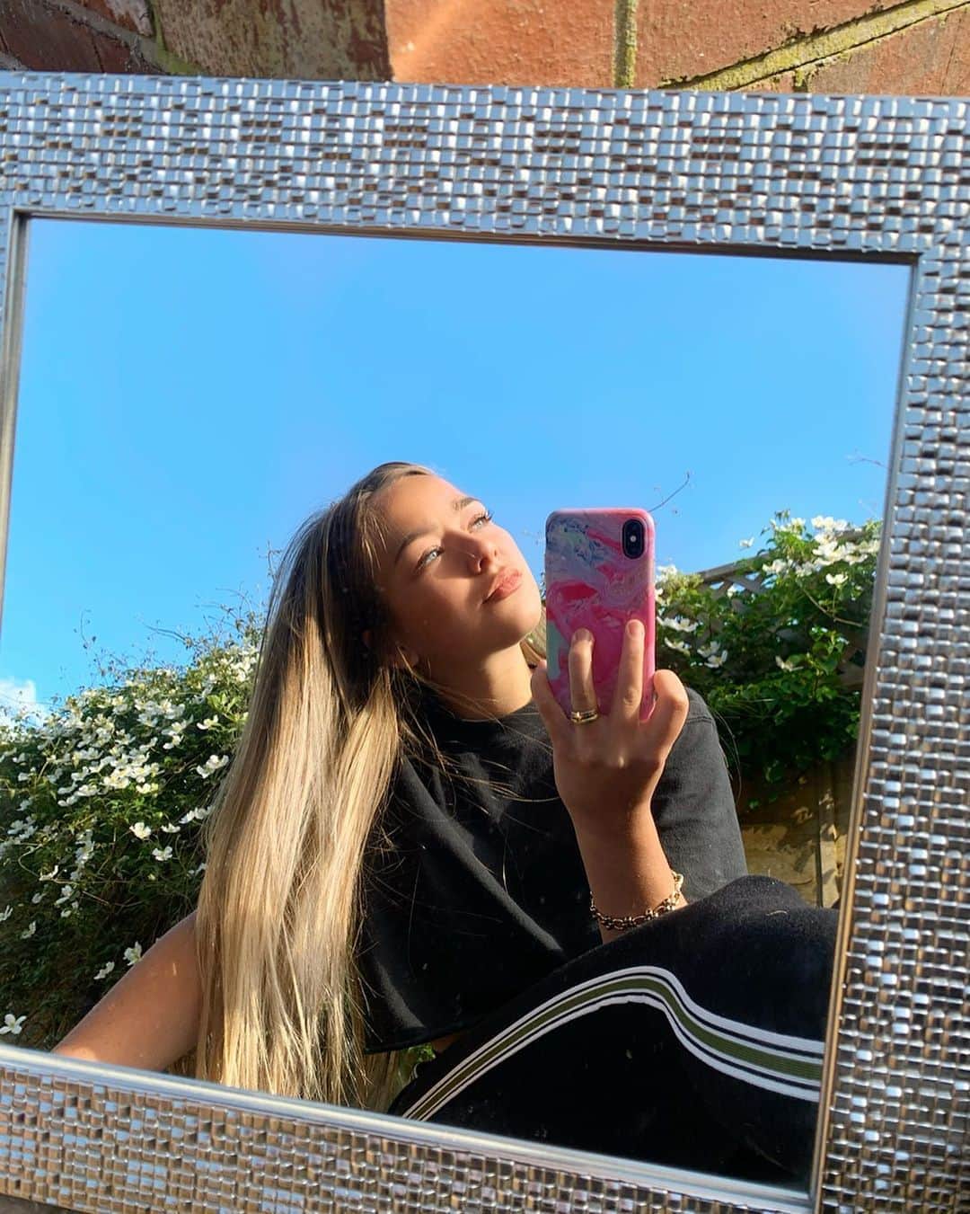コニー・タルボットのインスタグラム：「& the sun still shines🌞」