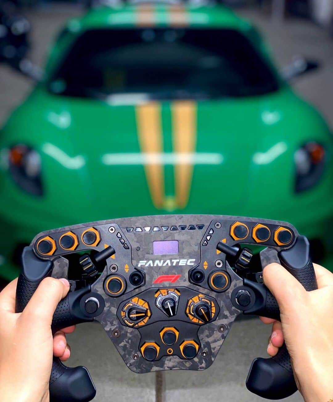 のインスタグラム：「HERE IT IS! 🧡💚🧡 The NEW LIMITED edition of @fanatec_official 🏁 The ClubSport steering wheel F1 limited to 2020 pieces 💥 I love it!! 🧡 What do you guys think? || *anzeige* || #sophia #sophia99 #racegirl #changeagent #motorsport #racing #esports #wheel #steering #FANATEC」