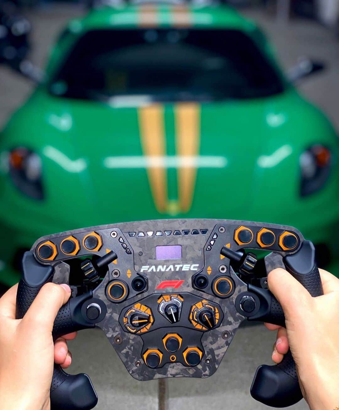 ソフィア・フロルシュさんのインスタグラム写真 - (ソフィア・フロルシュInstagram)「HERE IT IS! 🧡💚🧡 The NEW LIMITED edition of @fanatec_official 🏁 The ClubSport steering wheel F1 limited to 2020 pieces 💥 I love it!! 🧡 What do you guys think? || *anzeige* || #sophia #sophia99 #racegirl #changeagent #motorsport #racing #esports #wheel #steering #FANATEC」5月15日 2時10分 - sophiafloersch