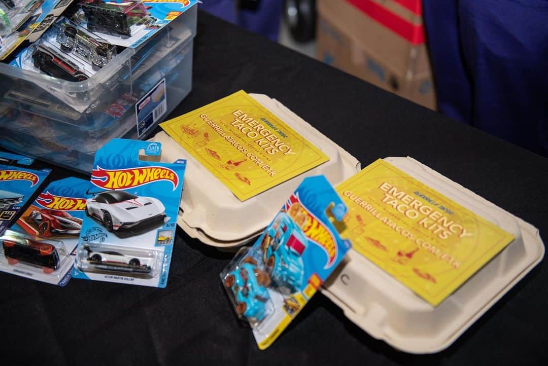 Hot Wheelsさんのインスタグラム写真 - (Hot WheelsInstagram)「In honor of Nurses Appreciation Week, we partnered with Guerrilla Tacos to provide 200 free meals and free Hot Wheels for the nurses, patients and their families at UCLA Mattel Children’s Hospital. Thank you to all the nurses, doctors and medical professionals on the frontlines. 🧡💙」5月15日 2時16分 - hotwheelsofficial